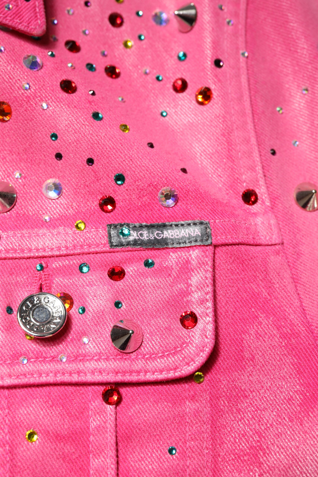 Veste en coton denim rose Dolce & Gabbana ornée de cristaux scintillants, mode élégante et sophistiquée.
