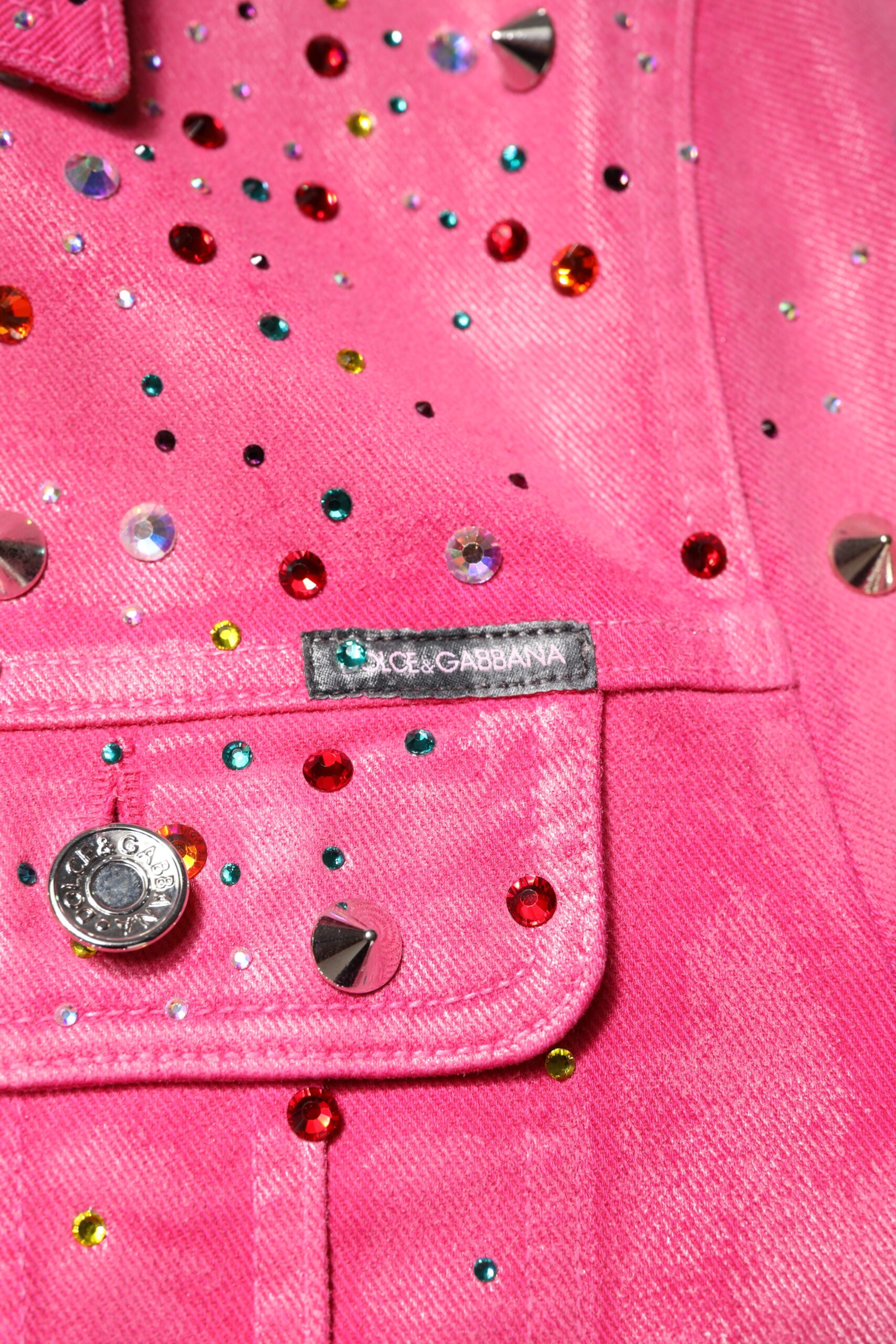 Veste en coton denim rose Dolce & Gabbana ornée de cristaux scintillants, mode élégante et sophistiquée.