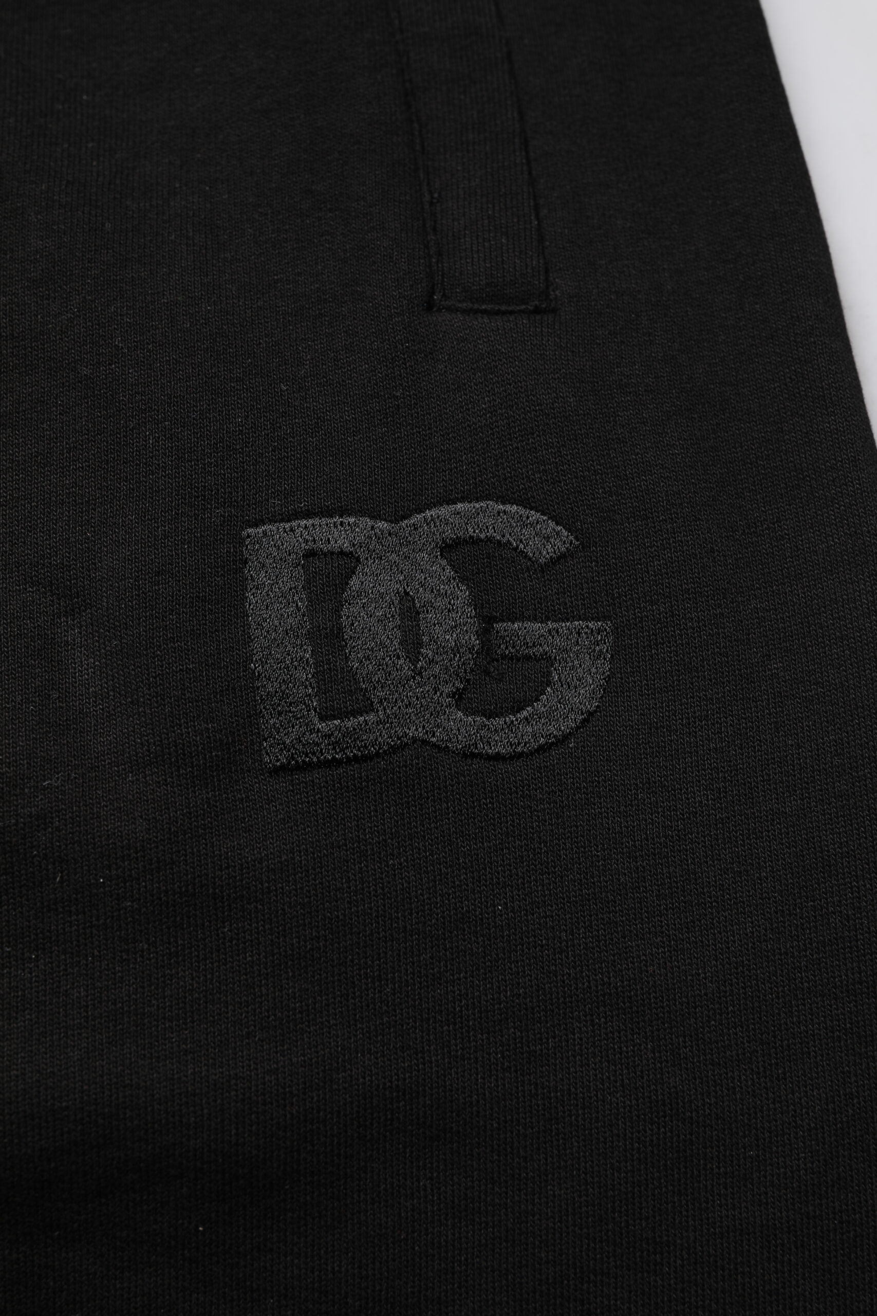 Pantalons jogging Dolce & Gabbana en coton noir à taille mi-haute avec logo sur la jambe, décontracté et élégant.