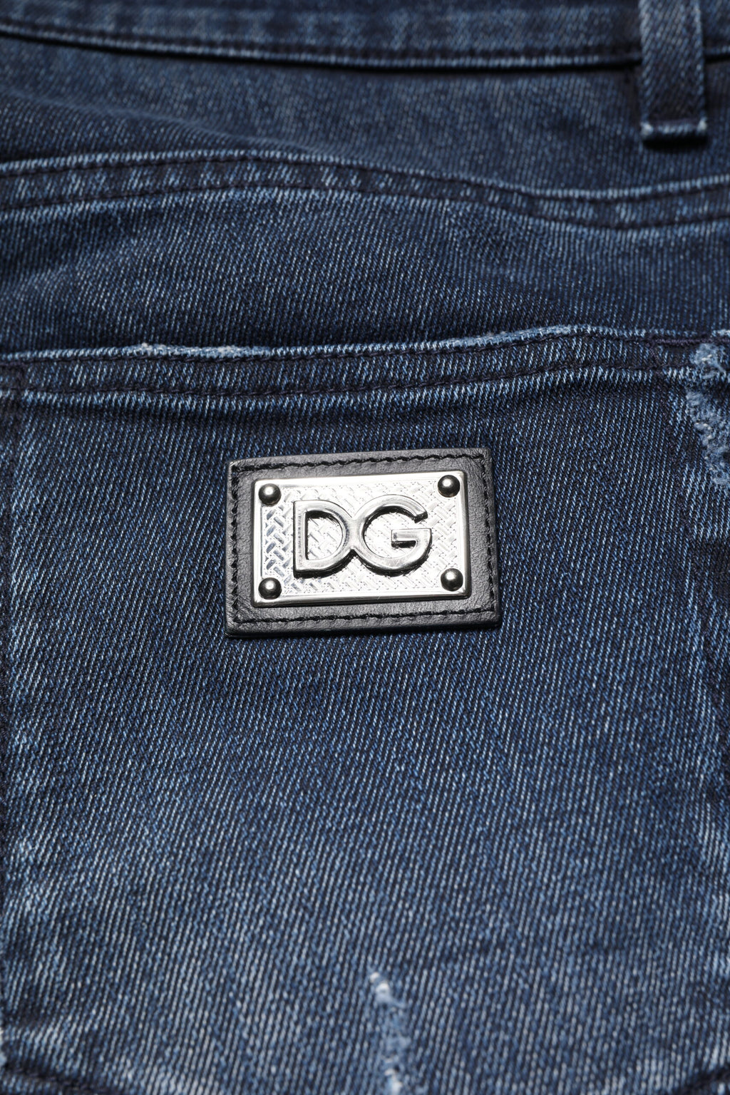 Jeans homme Dolce & Gabbana en coton bleu, coupe skinny, stretch, style décontracté, visible en détail sur l'image.