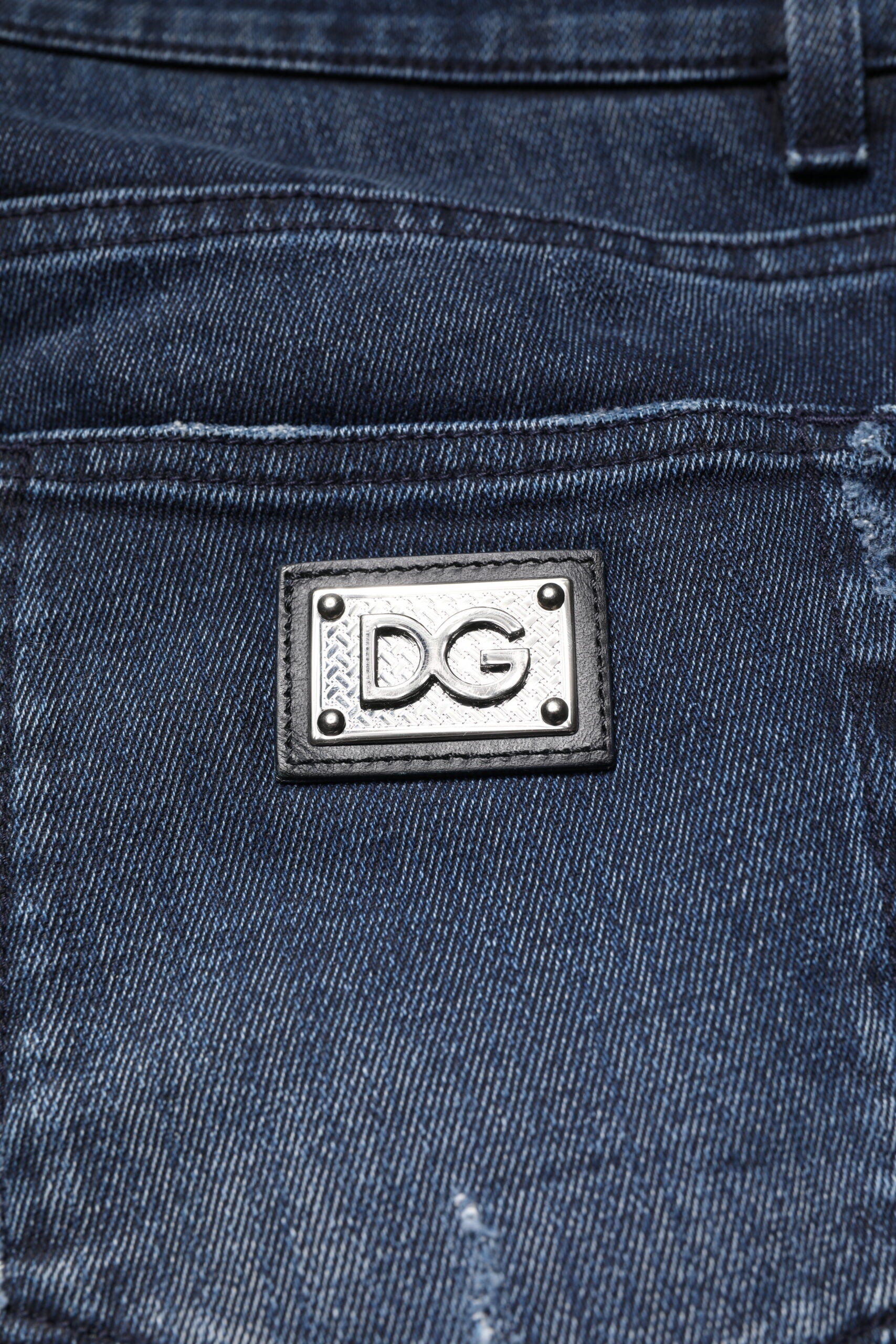 Jeans homme Dolce & Gabbana en coton bleu, coupe skinny, stretch, style décontracté, visible en détail sur l'image.