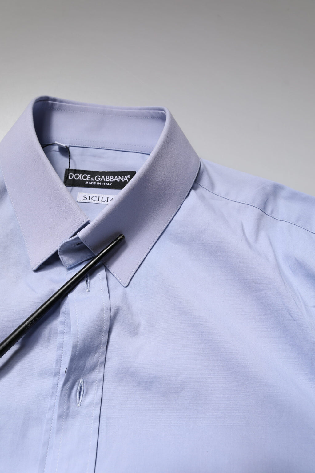 Chemise formelle en coton Light Blue Sicilia de Dolce & Gabbana, style élégant et moderne, vue de face.