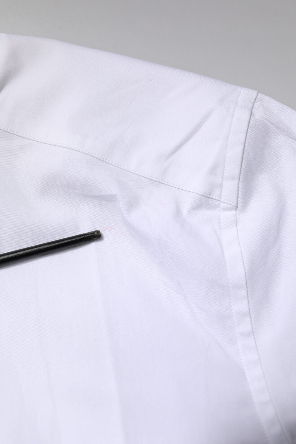 Chemise formelle Dolce & Gabbana en coton blanc stretch avec détails dorés, élégante et sophistiquée pour occasions spéciales.