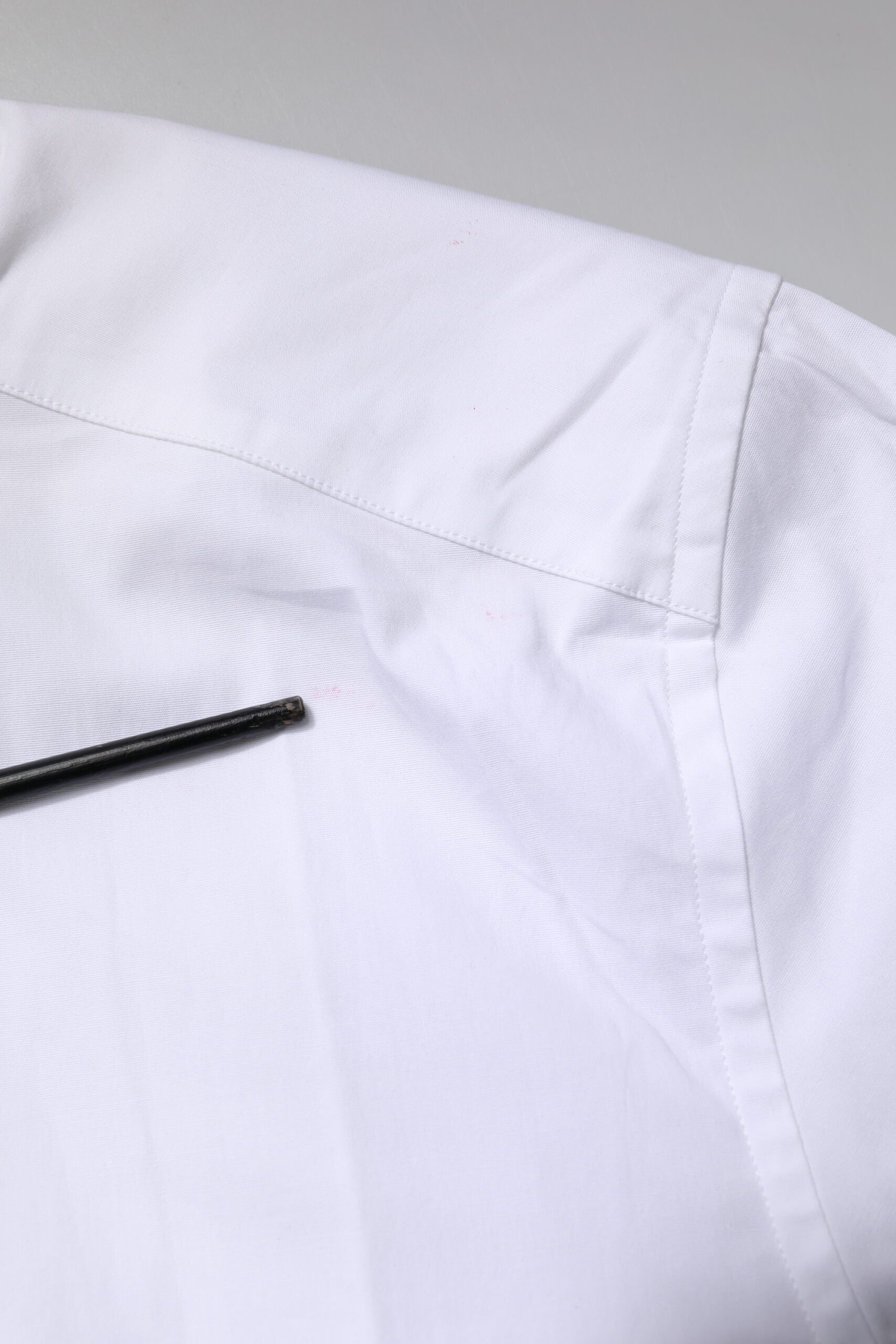 Chemise formelle Dolce & Gabbana en coton blanc stretch avec détails dorés, élégante et sophistiquée pour occasions spéciales.