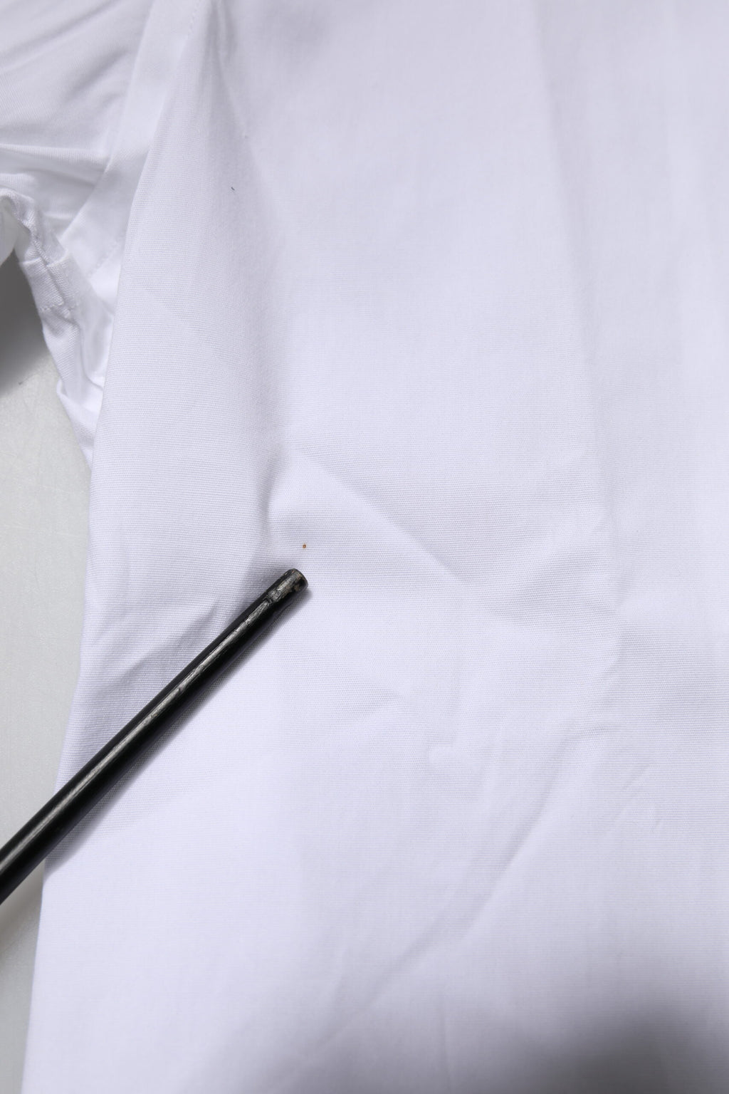 Chemise blanche en coton stretch Dolce & Gabbana, robe formelle élégante avec détails dorés, vue de face.