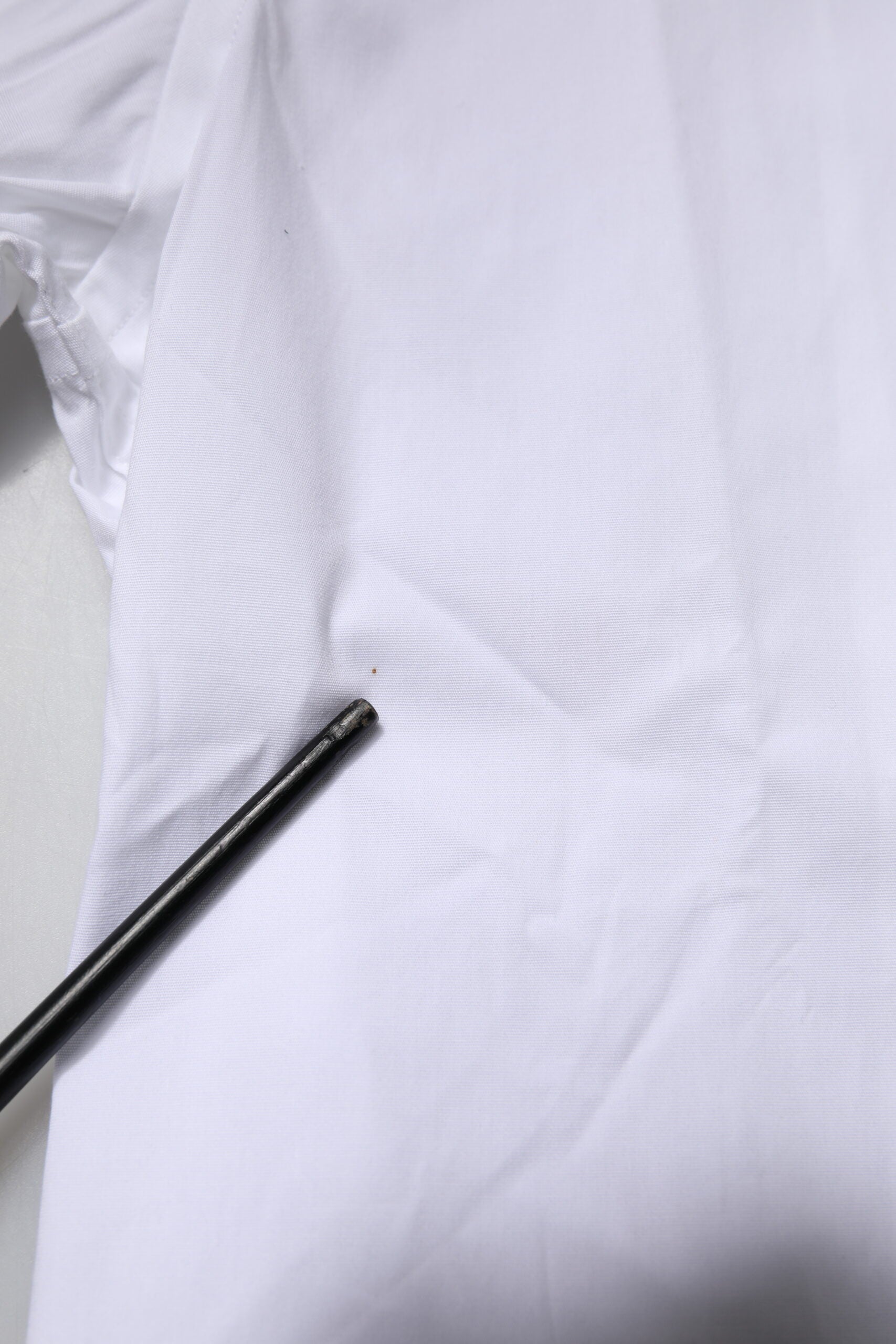 Chemise blanche en coton stretch Dolce & Gabbana, robe formelle élégante avec détails dorés, vue de face.