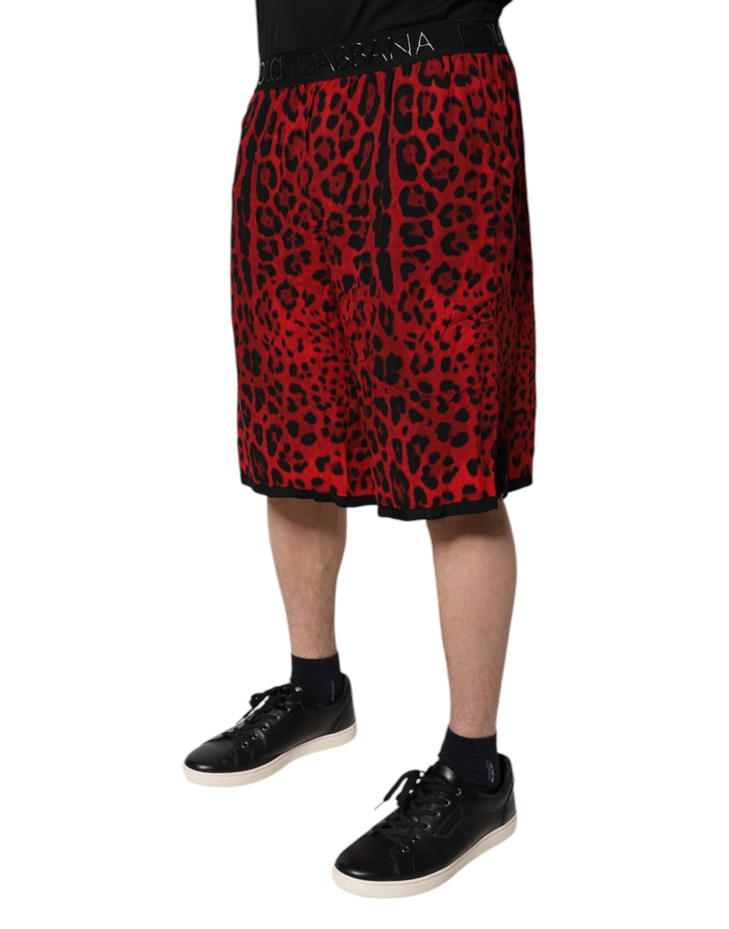 Pantalons bermudas en viscose à imprimé léopard rouge de Dolce & Gabbana, style élégant et confortable.