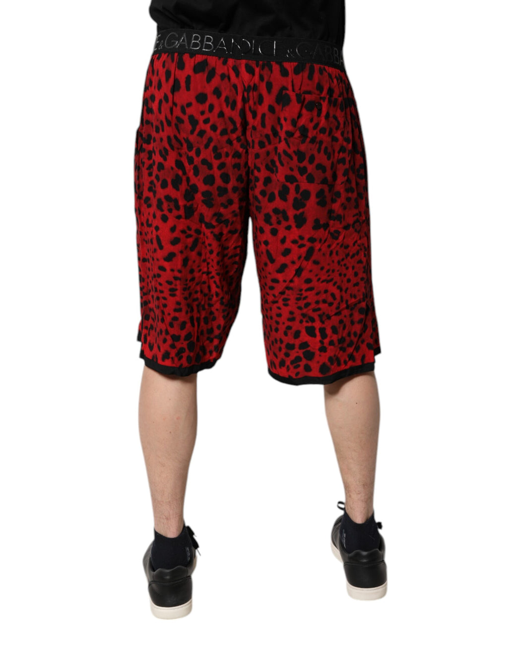 Shorts bermuda en viscose à imprimé léopard rouge de Dolce & Gabbana, style élégant et tendance.