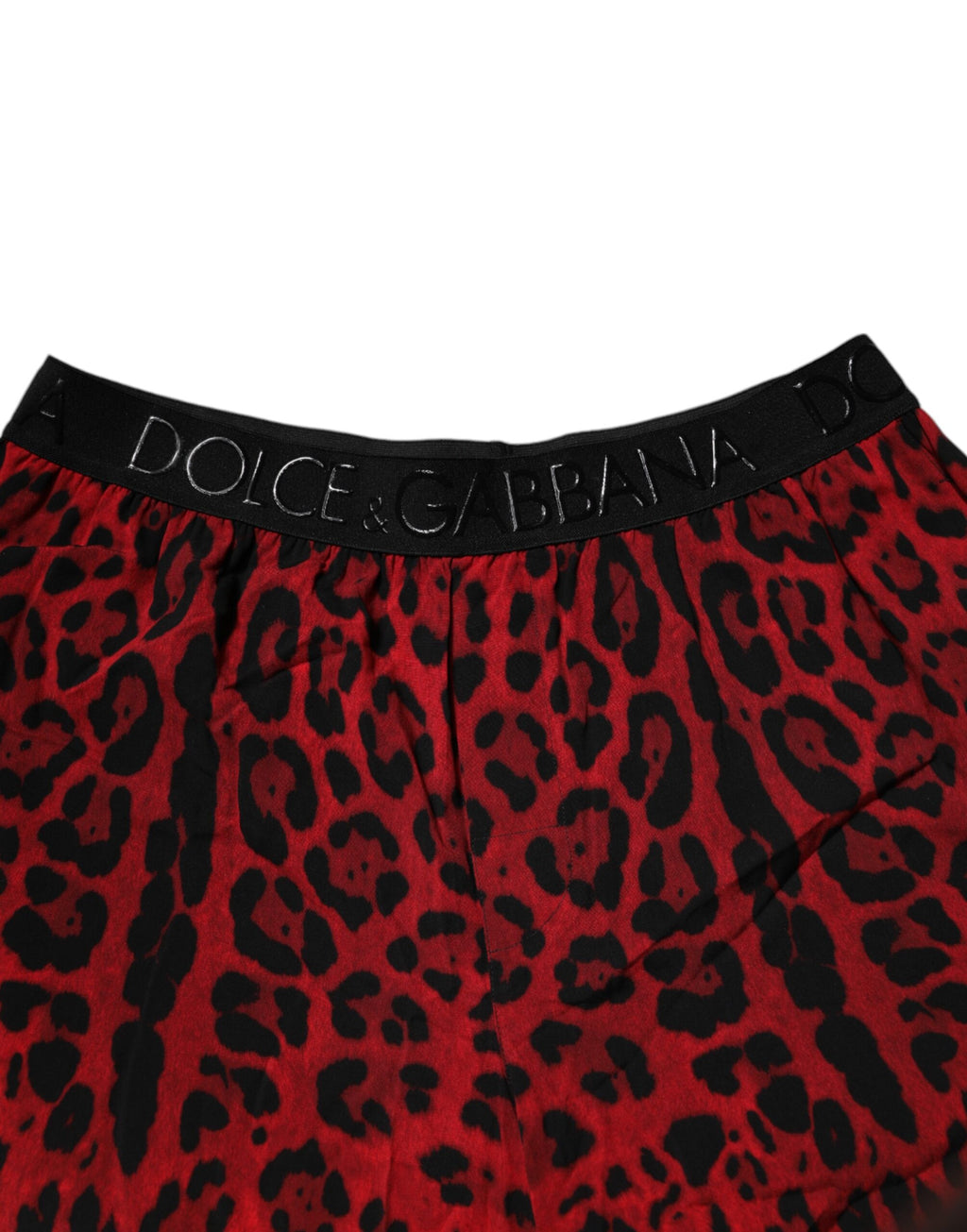 Shorts bermuda en viscose à imprimé léopard rouge de Dolce & Gabbana, coupe élégante et tendance.