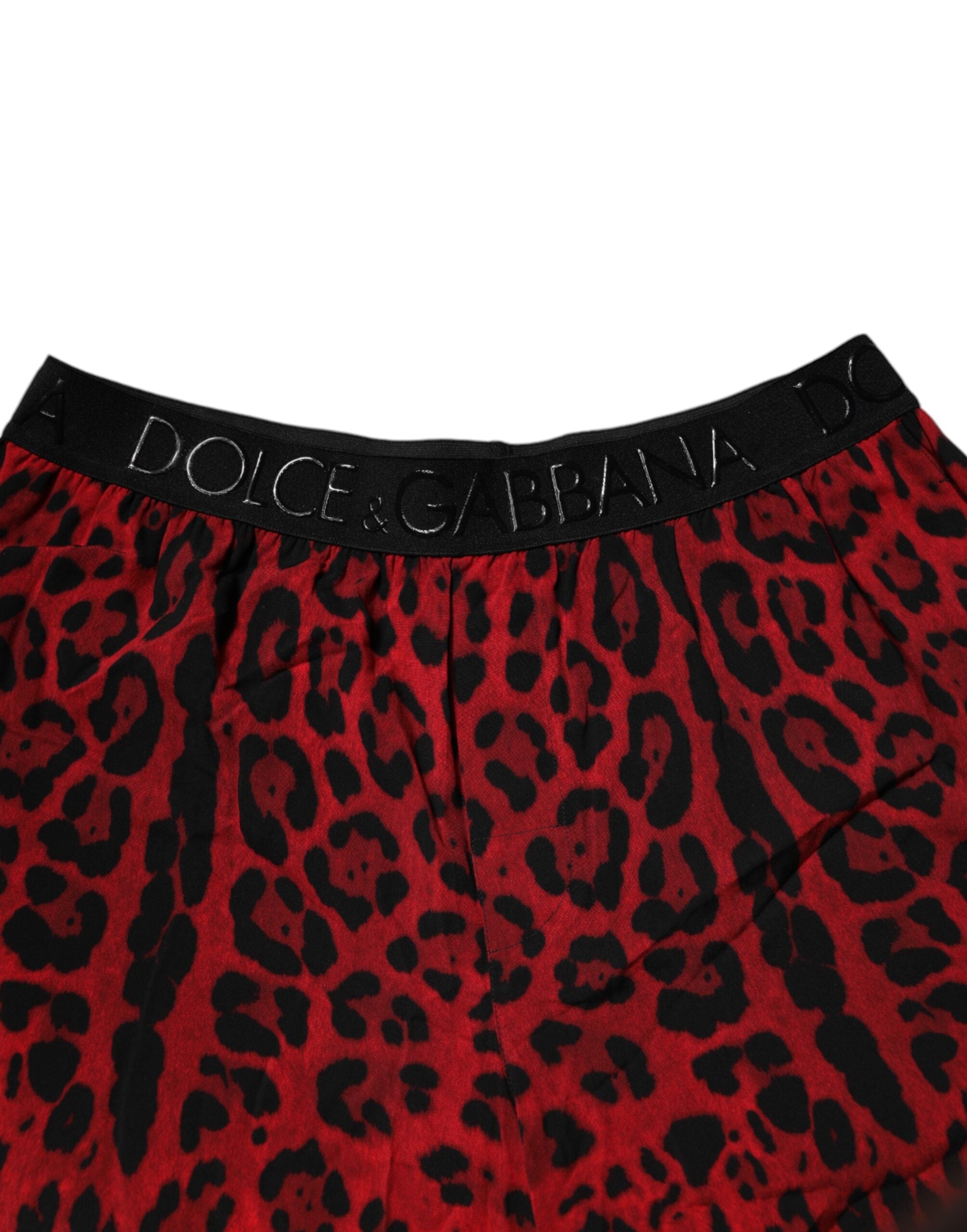 Shorts bermuda en viscose à imprimé léopard rouge de Dolce & Gabbana, coupe élégante et tendance.