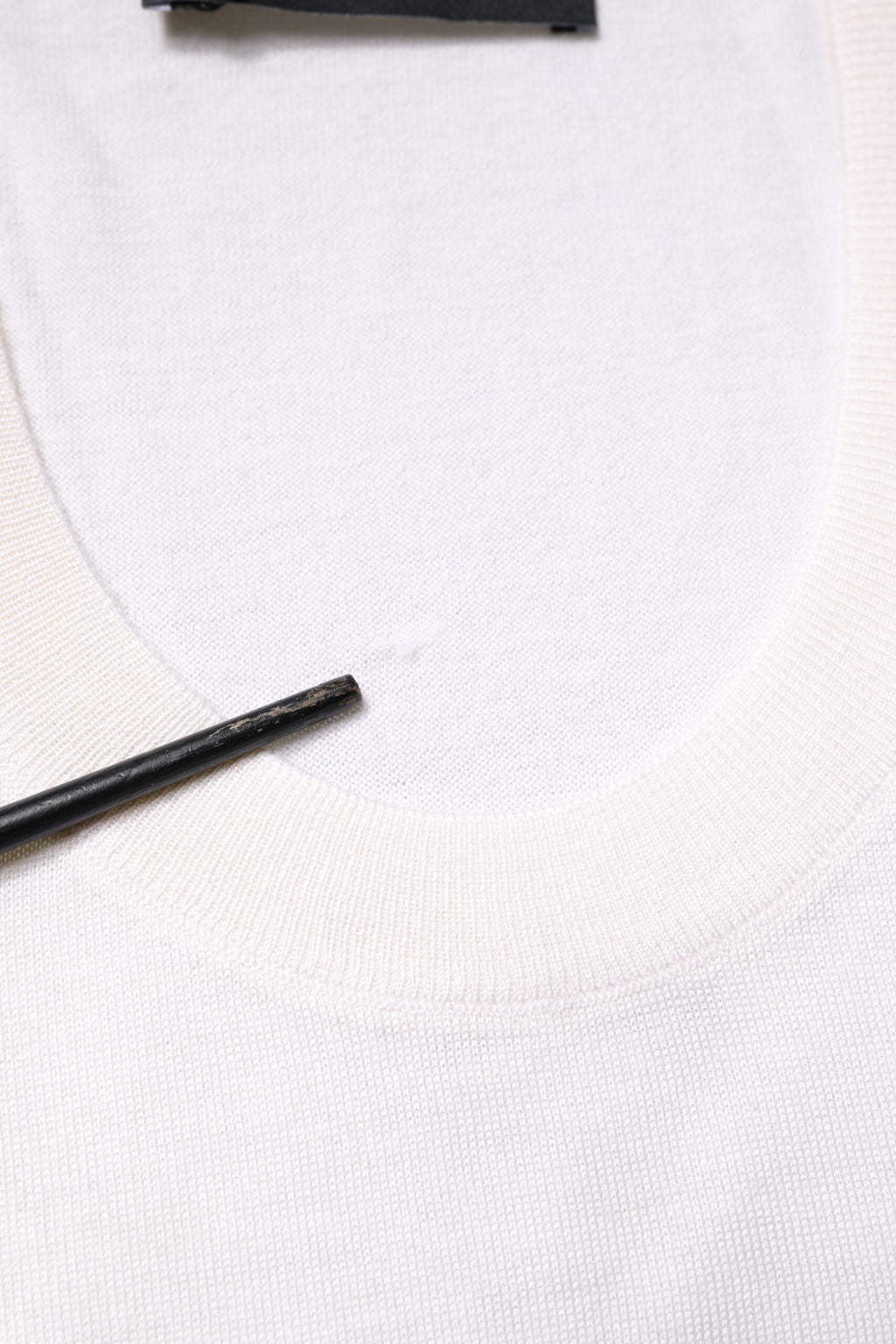T-shirt sans manches Dolce & Gabbana en cachemire blanc avec col rond, vue de face.
