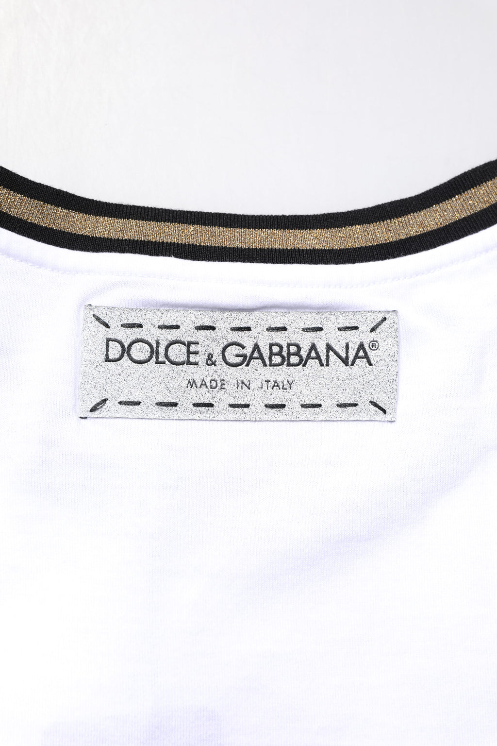 T-shirt blanc en coton avec imprimé graphique Dolce & Gabbana, col rond, style décontracté et moderne.