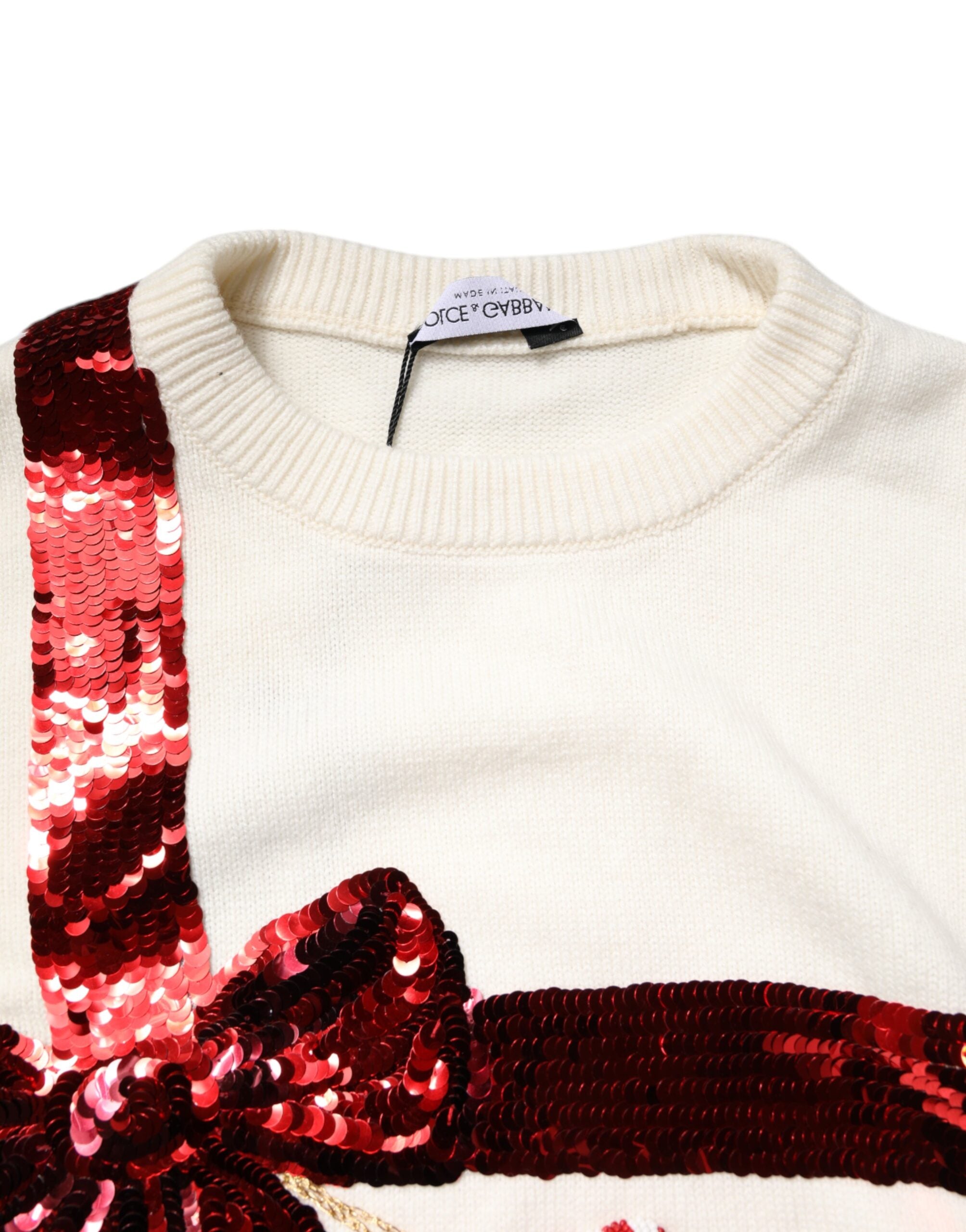 Pull à col rond blanc Dolce & Gabbana avec sequins scintillants, doux et élégant, porté sur un mannequin.