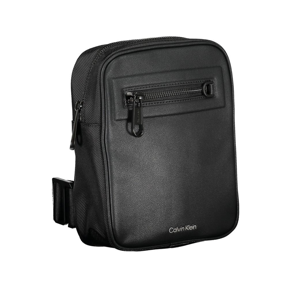 Sacoche homme en polyester noir de la marque Calvin Klein, sac à épaule élégant et pratique.