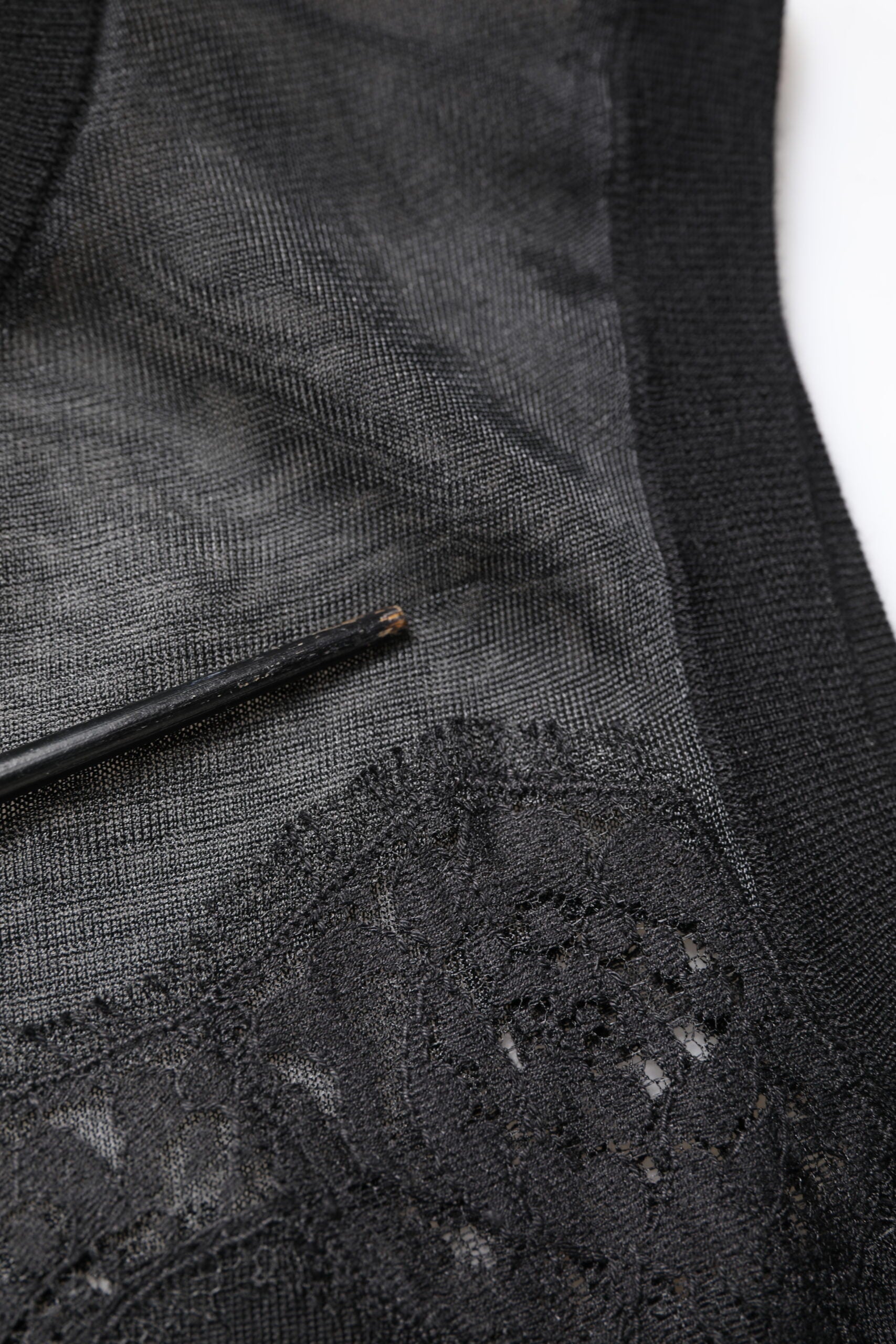 Haut sans manches en dentelle noire Dolce & Gabbana, encolure ronde transparente et coupe élégante.
