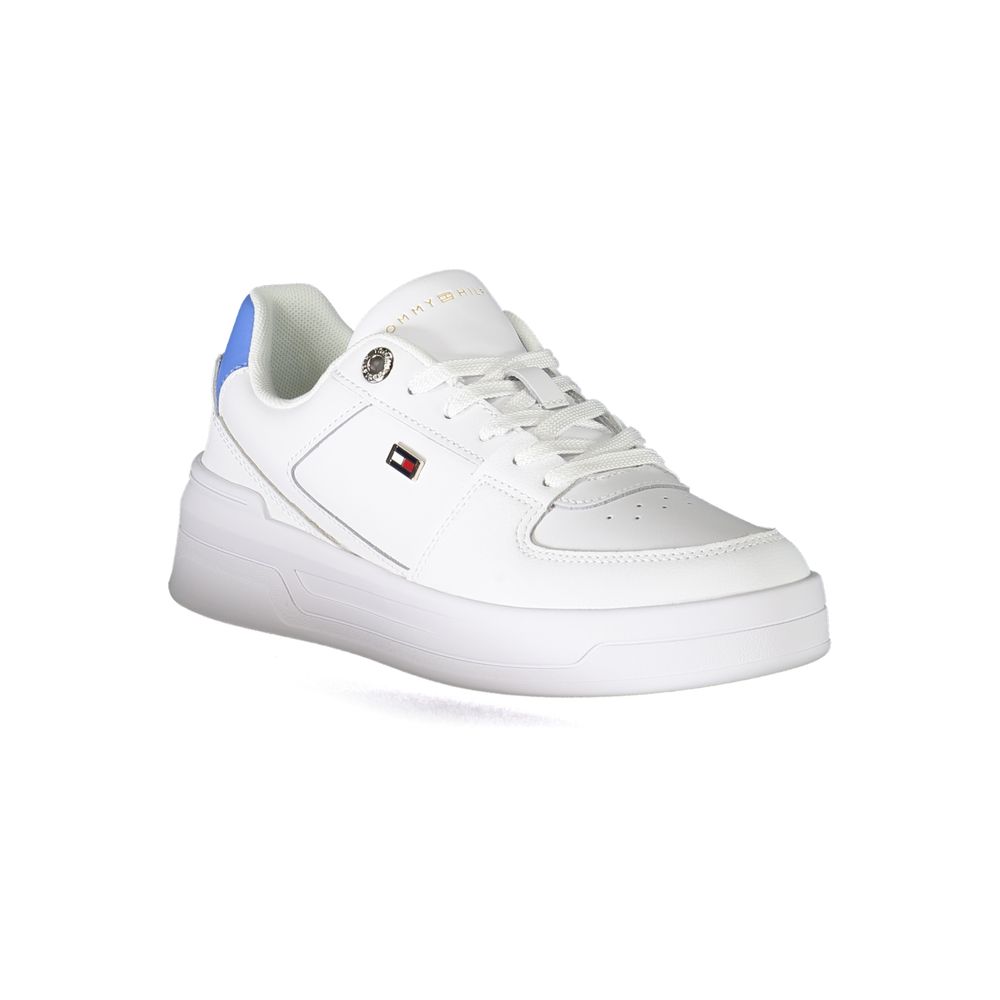 Chaussure sneaker en cuir blanc pour femme de Tommy Hilfiger, vue de face, avec détails de la marque et semelle blanche.