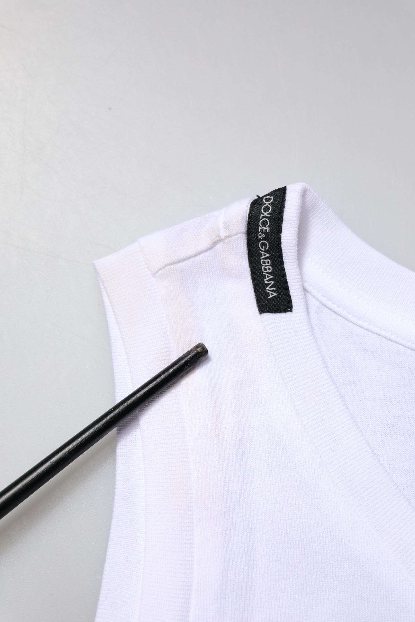 T-shirt sans manches blanc en coton Dolce & Gabbana avec col rond, vue de face, pour homme.