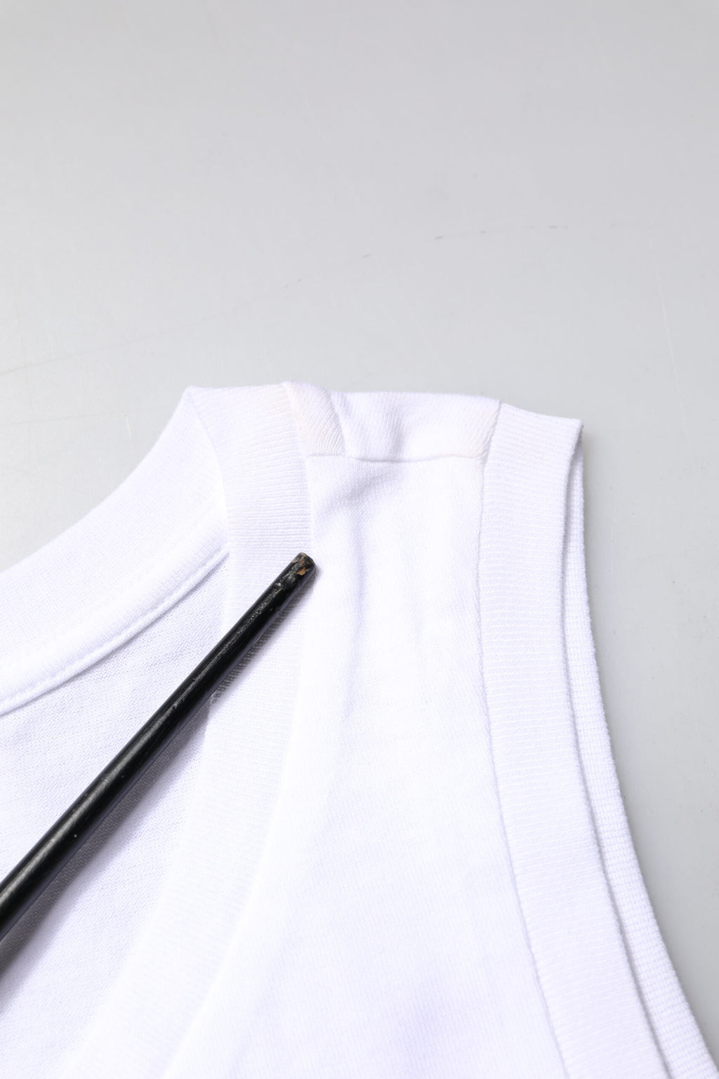T-shirt sans manches en coton blanc de Dolce & Gabbana avec col rond, vue de face.