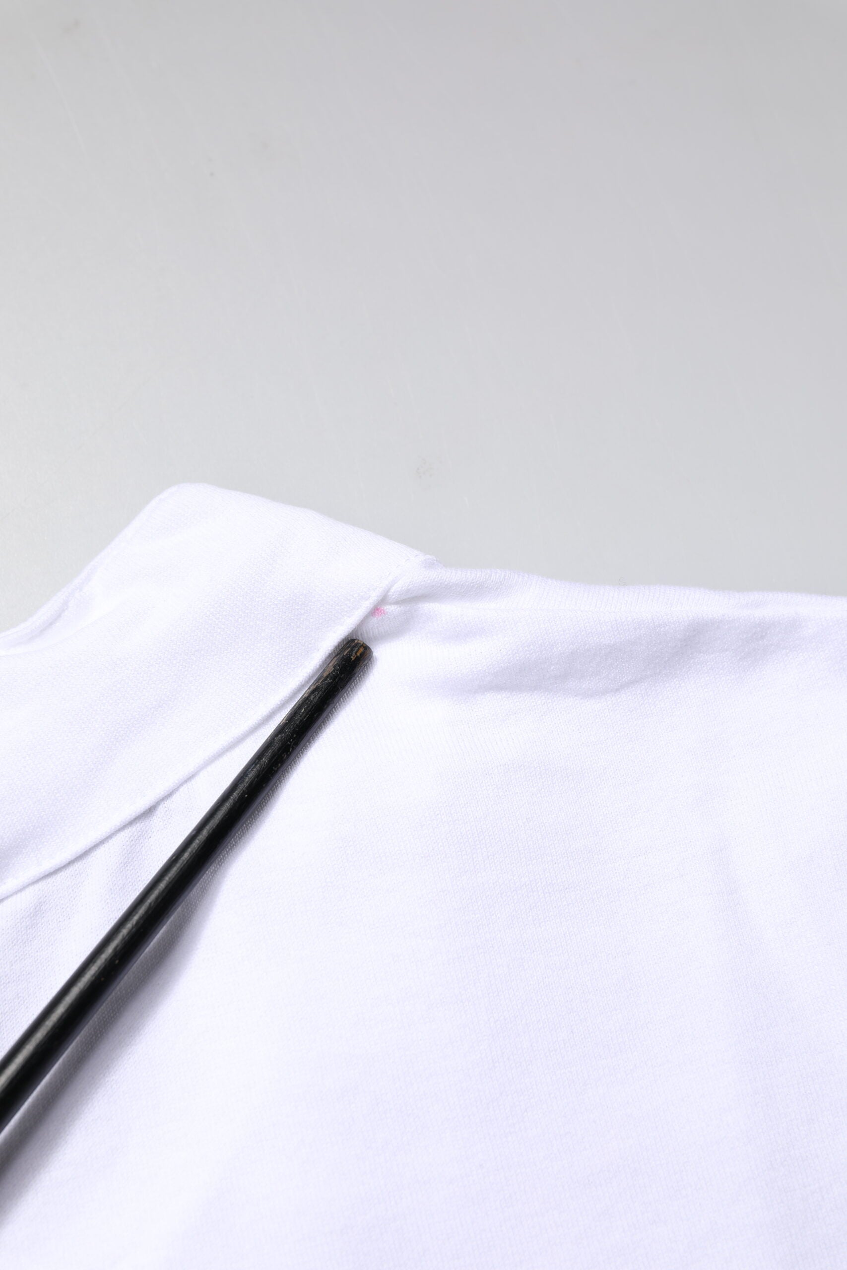T-shirt blanc Dolce & Gabbana avec logo couronne en coton, col rond, look décontracté et moderne.