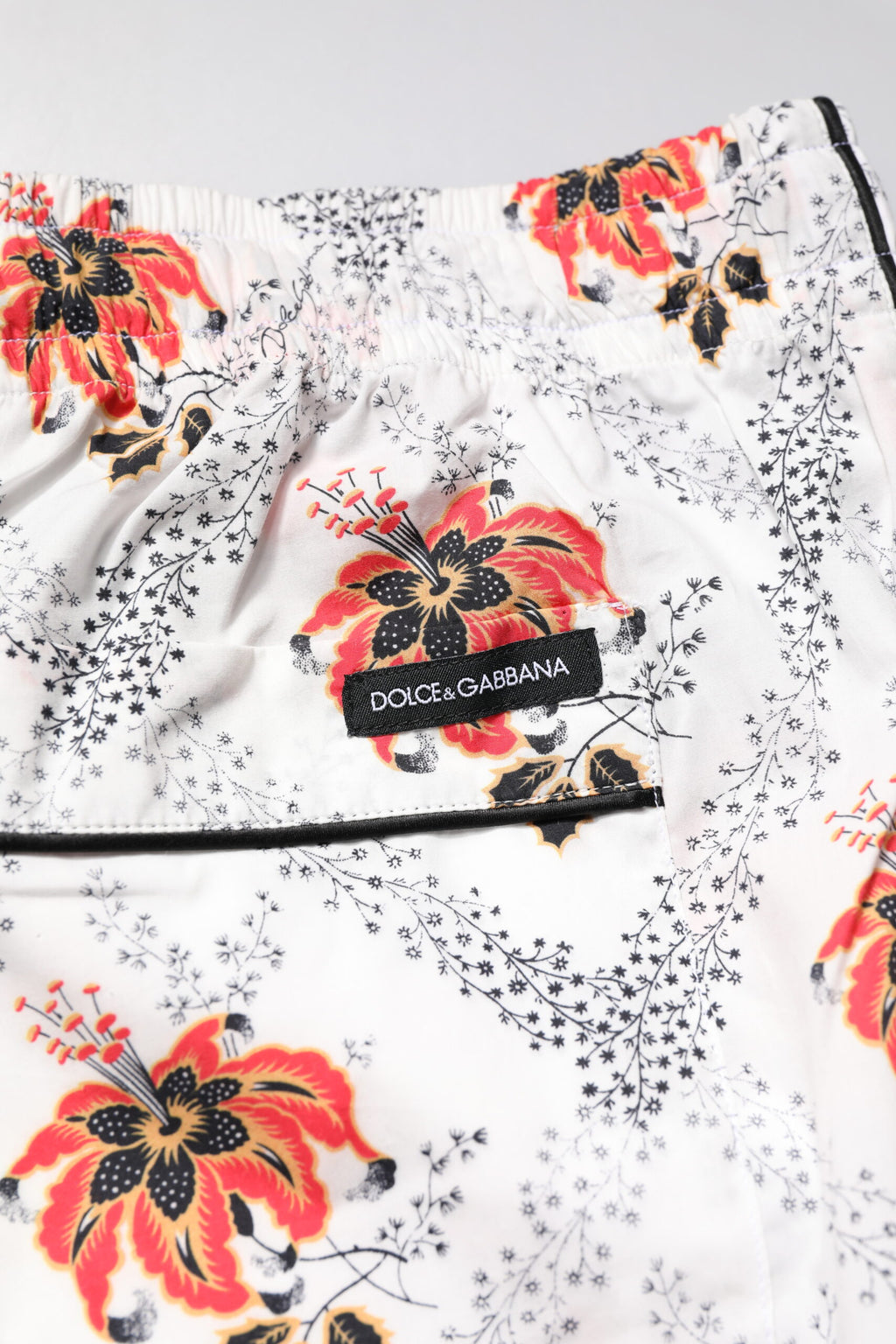 Pyjama en coton Dolce & Gabbana à motifs floraux multicolores, ensemble de vêtements de nuit élégants et confortables.