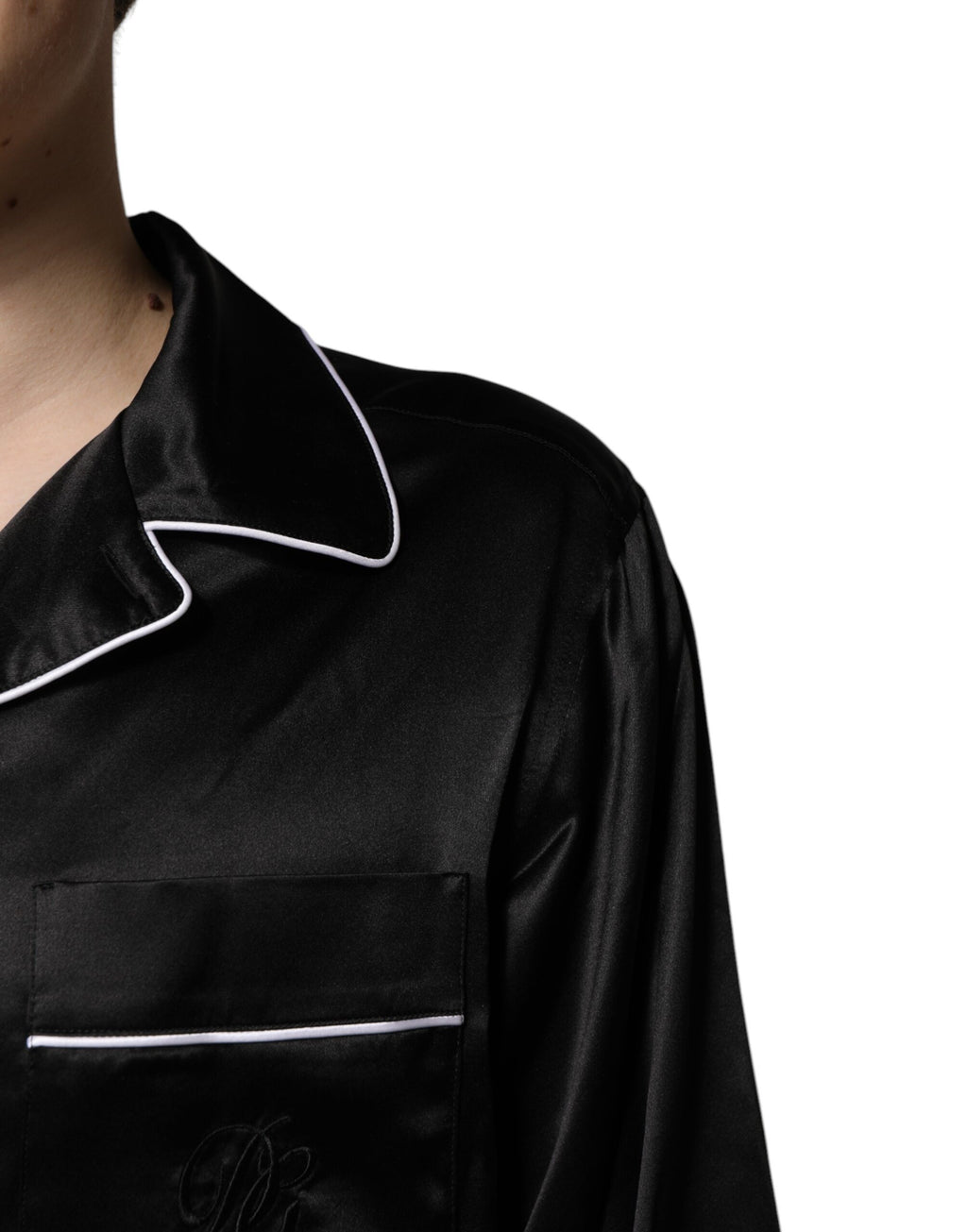 Pyjama Dolce & Gabbana en soie noire, ensemble de chemise et pantalon de nuit élégants et confortables.