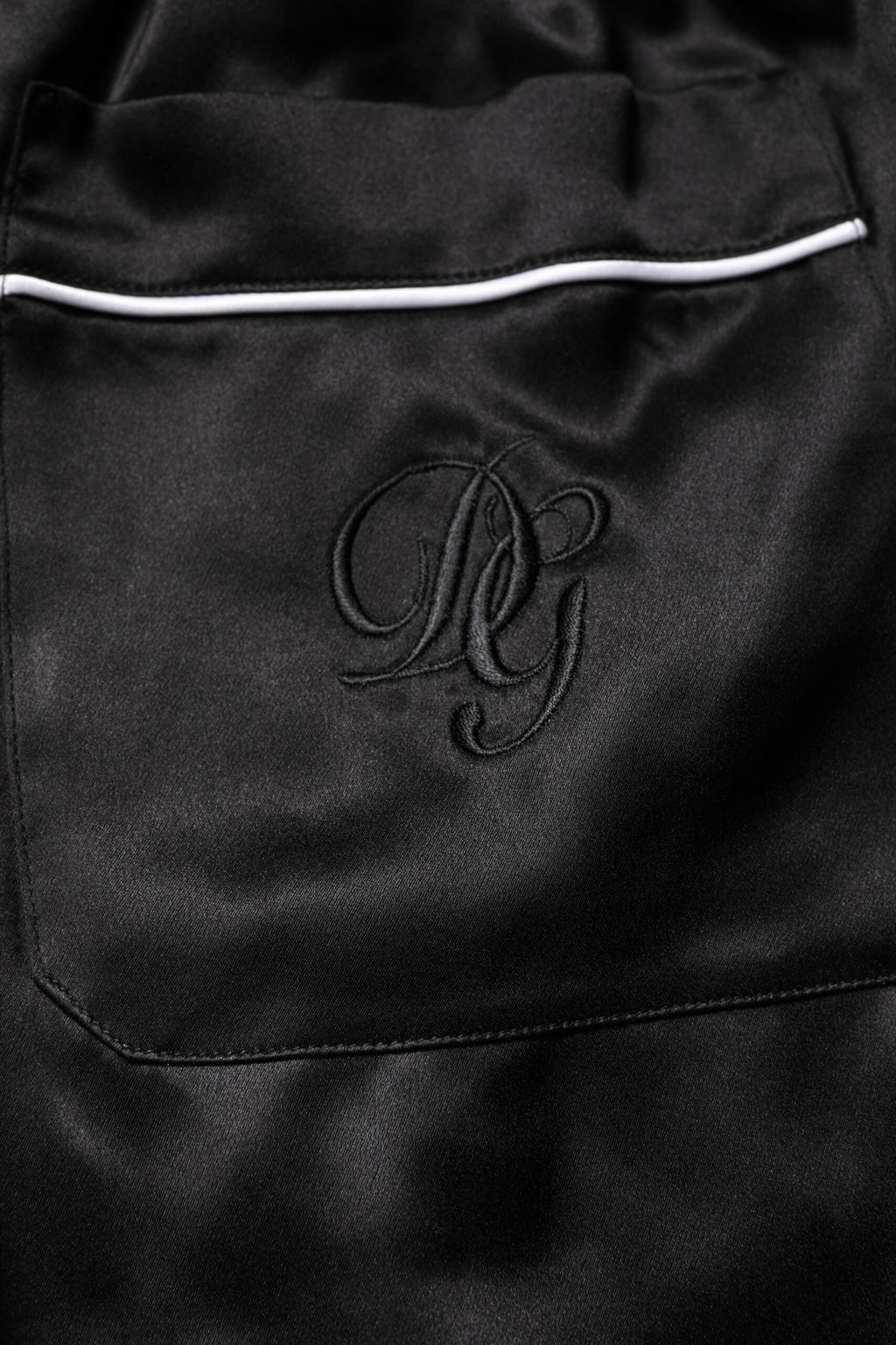 Pyjama Dolce & Gabbana en soie noire, chemise et pantalon élégants pour dormir, confortables et élégants.