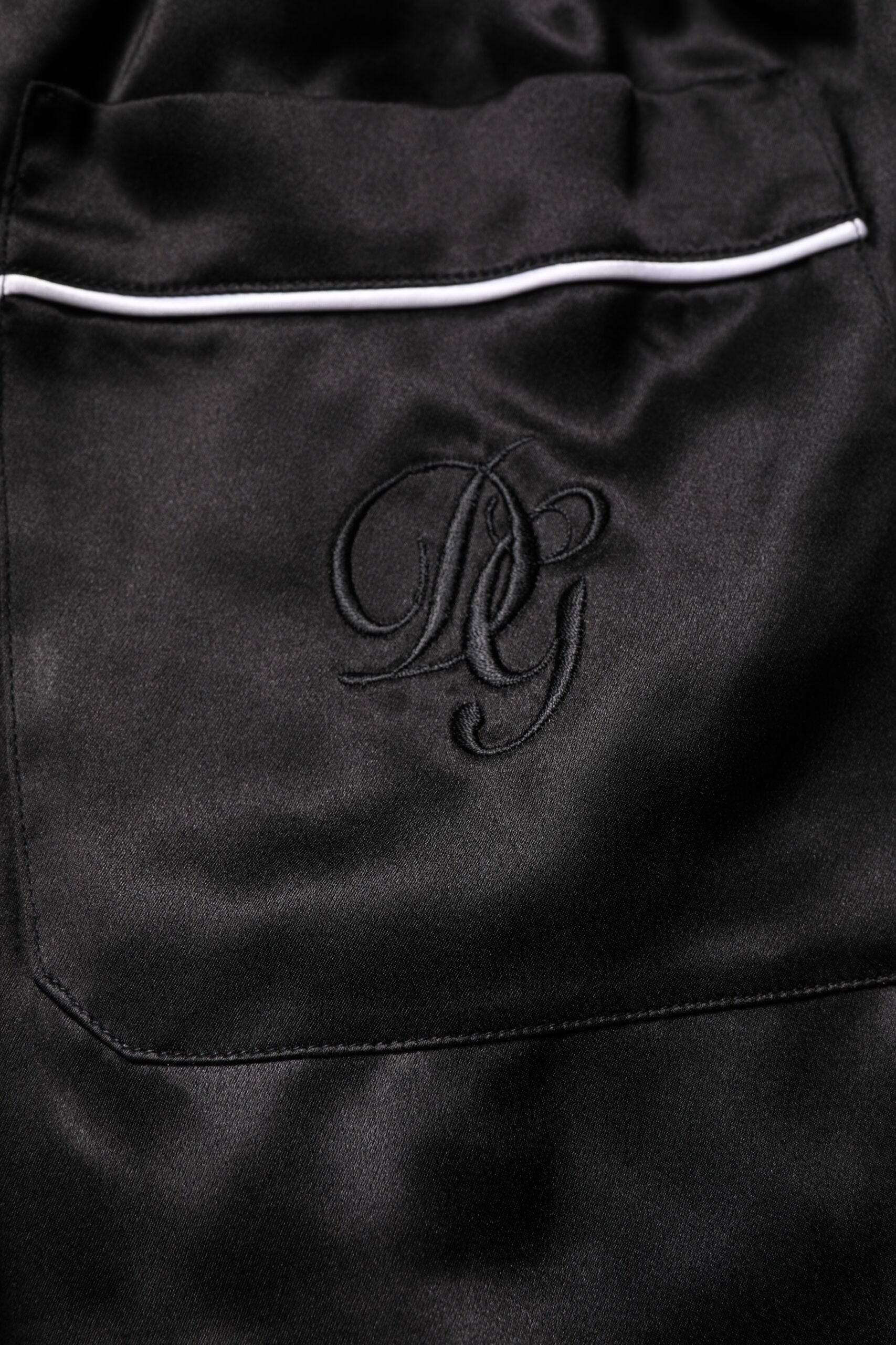 Pyjama Dolce & Gabbana en soie noire, chemise et pantalon élégants pour dormir, confortables et élégants.