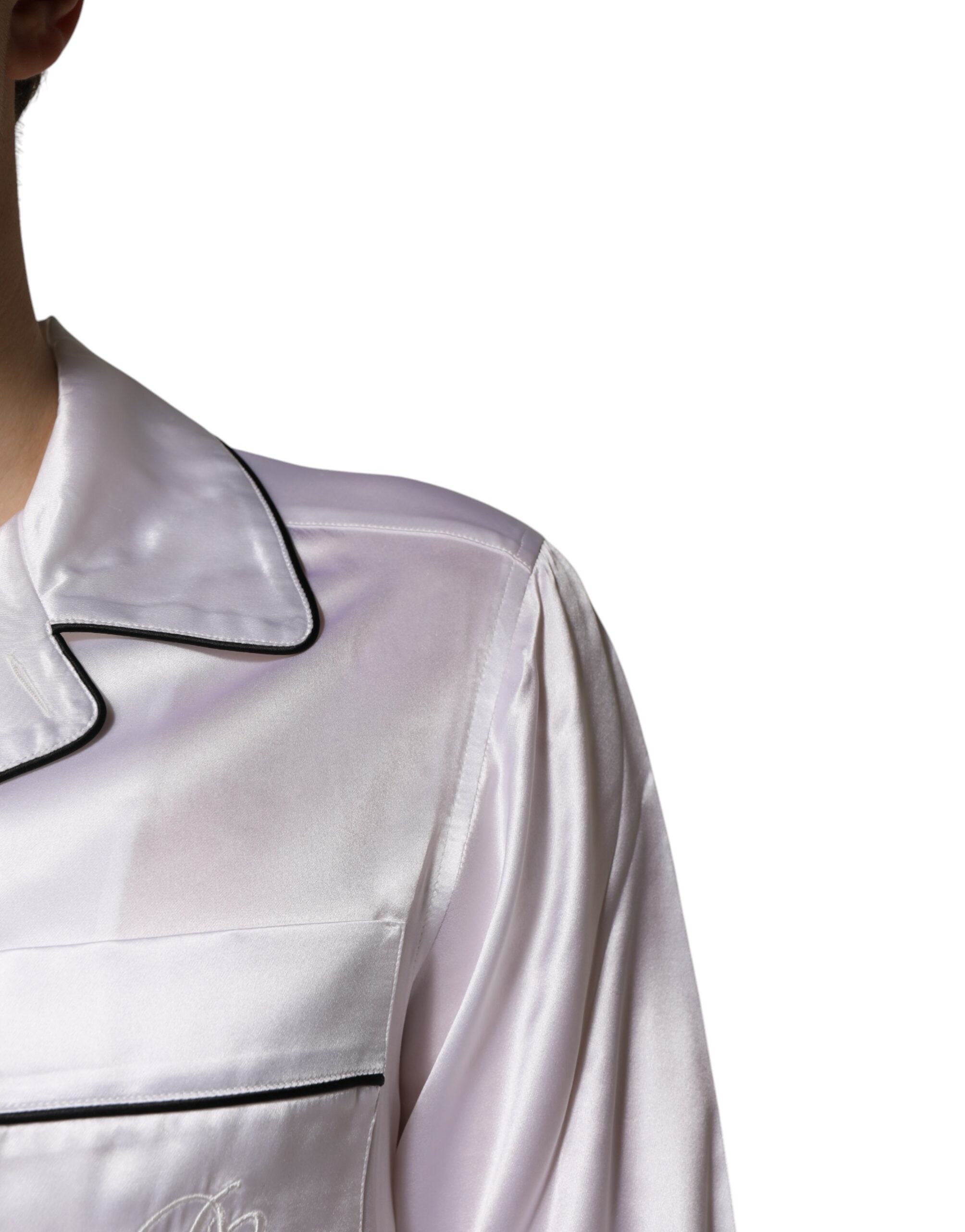 Pyjama homme en satin de soie blanc Dolce & Gabbana, ensemble de nuit élégant avec logo brodé et détails raffinés.