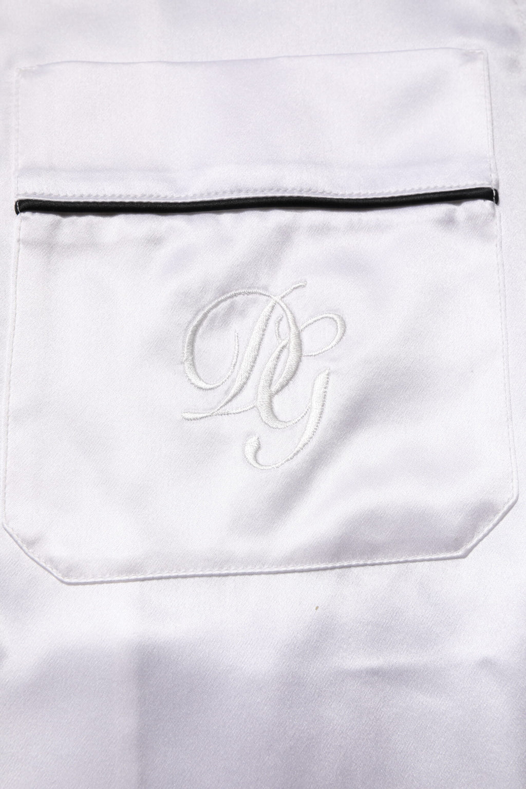 Pyjama homme Dolce & Gabbana en satin blanc et soie, ensemble de vêtements de nuit élégants et confortables.