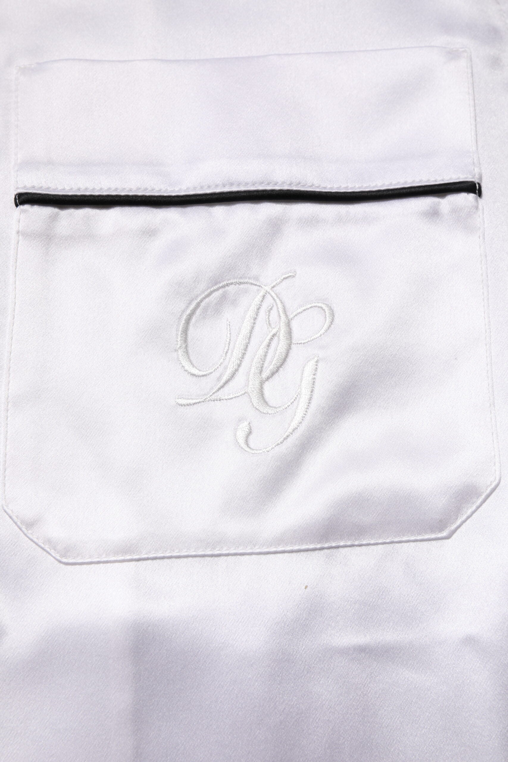 Pyjama homme Dolce & Gabbana en satin blanc et soie, ensemble de vêtements de nuit élégants et confortables.