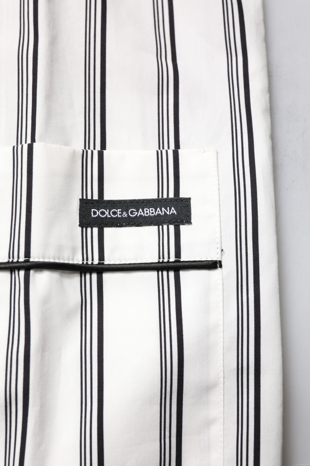 Pyjama homme Dolce & Gabbana blanc et noir en coton avec rayures, ensemble de sommeil élégant et confortable.