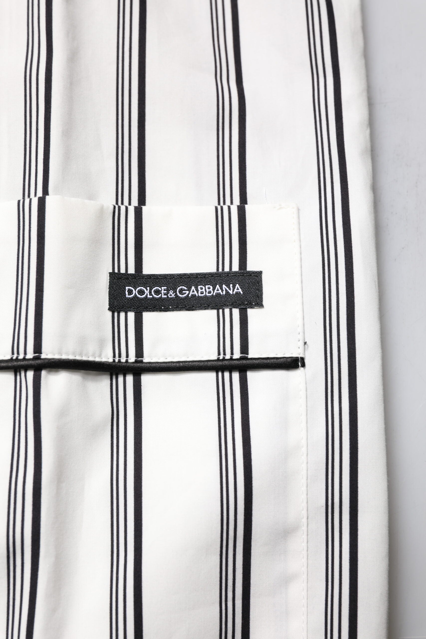 Pyjama homme Dolce & Gabbana blanc et noir en coton avec rayures, ensemble de sommeil élégant et confortable.