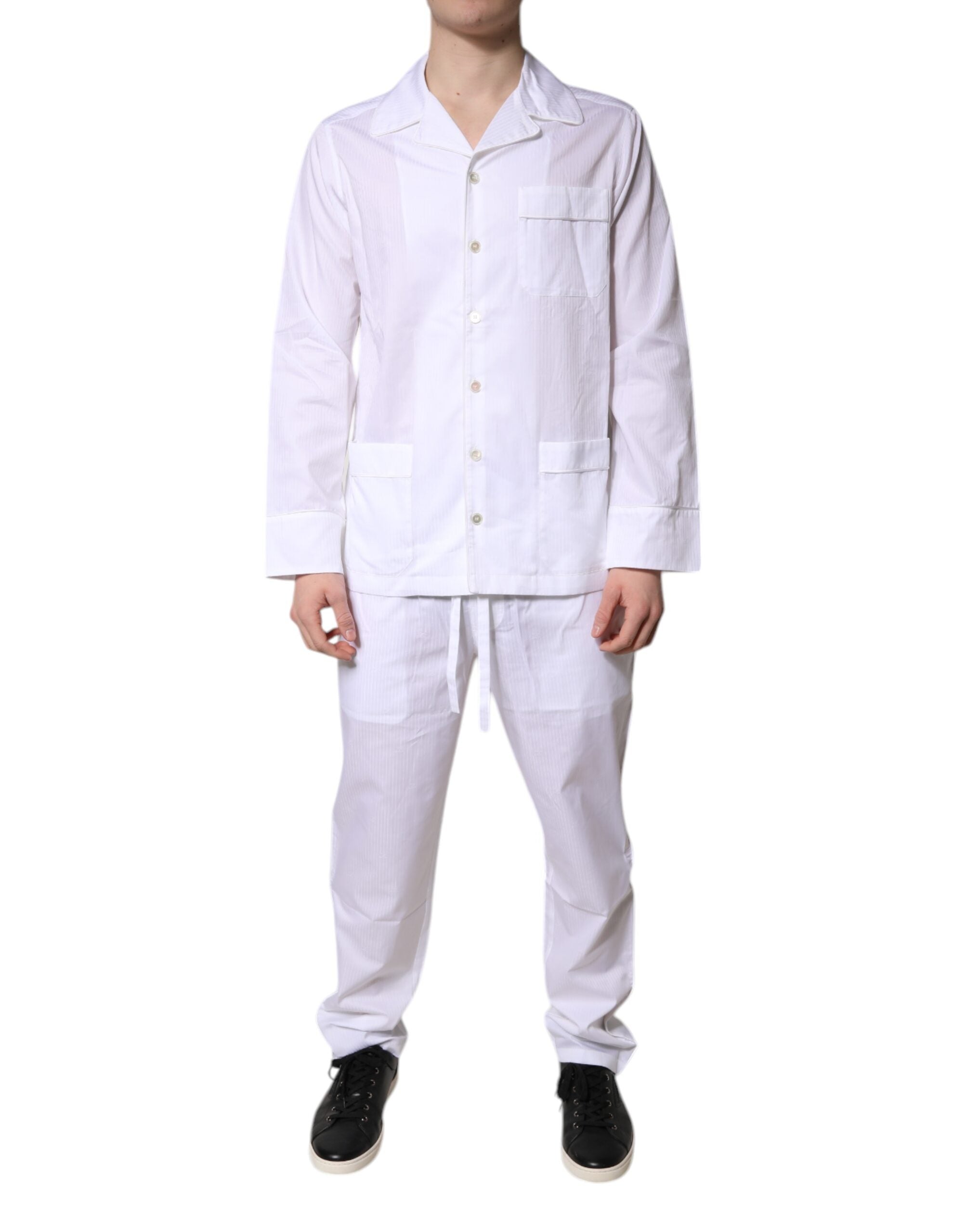 Pyjama Dolce & Gabbana en coton blanc avec chemise et pantalon, vêtement de nuit élégant et confortable.