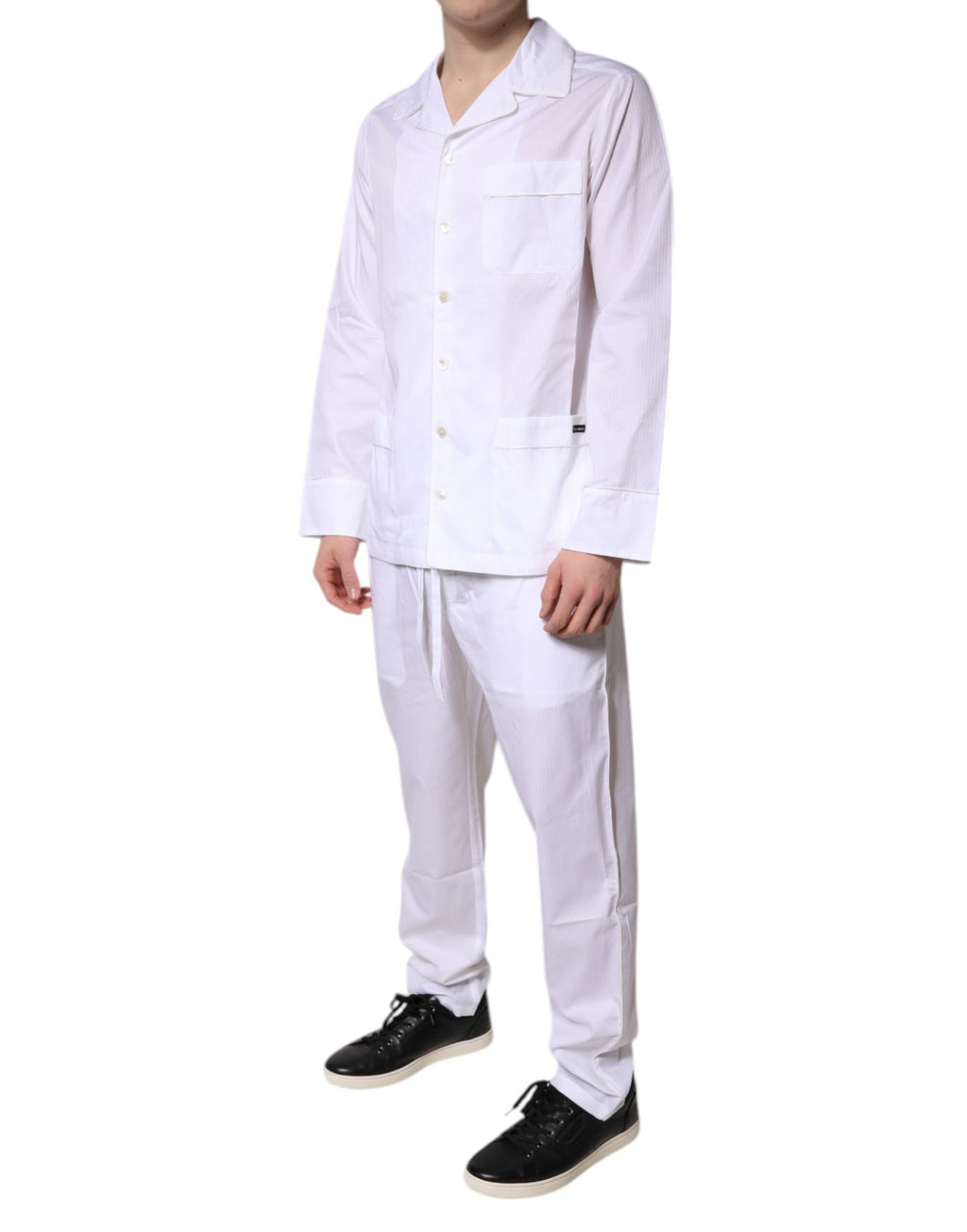 Pyjama Dolce & Gabbana en coton blanc avec chemise et pantalon, tenue de sommeil élégante et confortable.