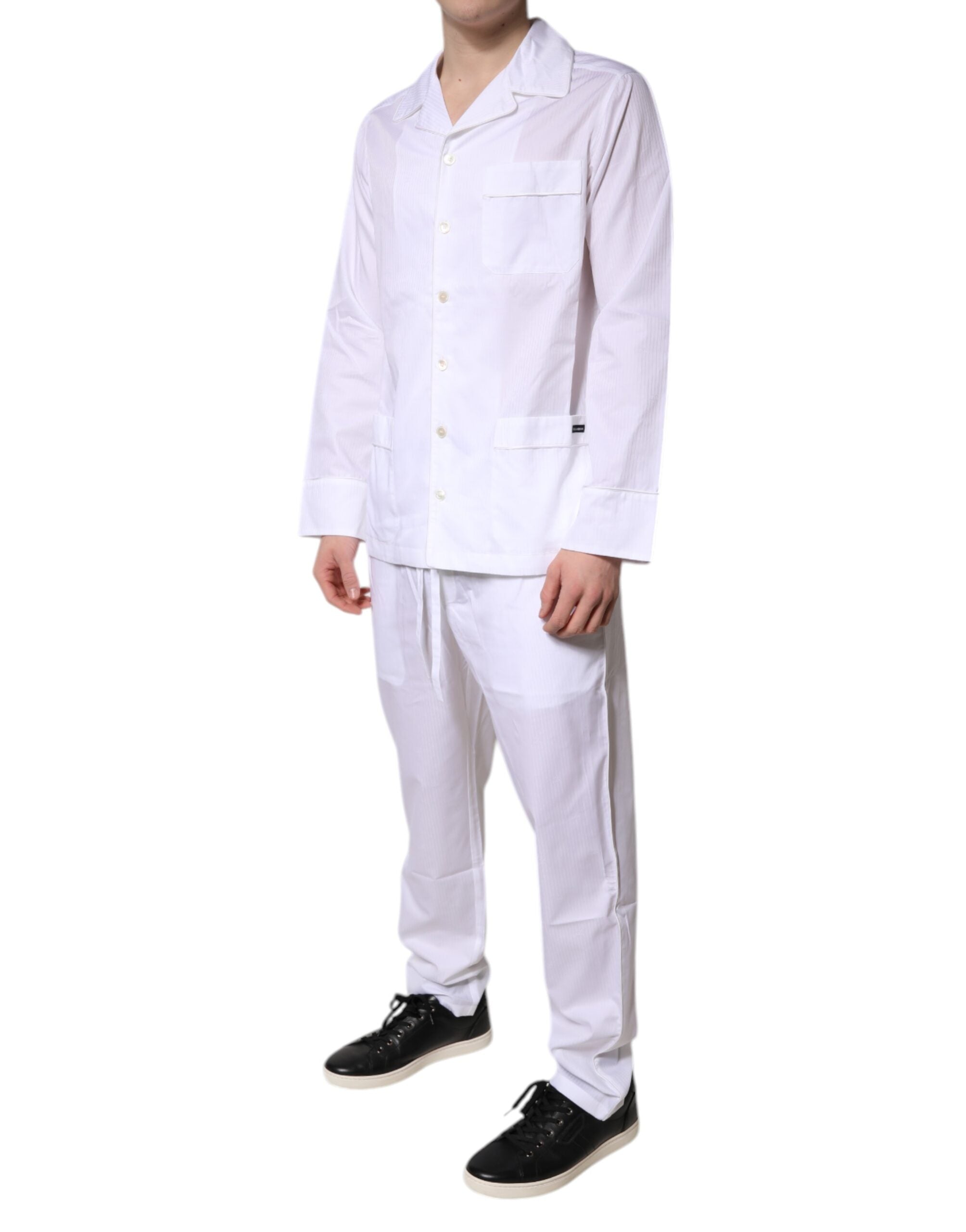 Pyjama Dolce & Gabbana en coton blanc avec chemise et pantalon, tenue de sommeil élégante et confortable.