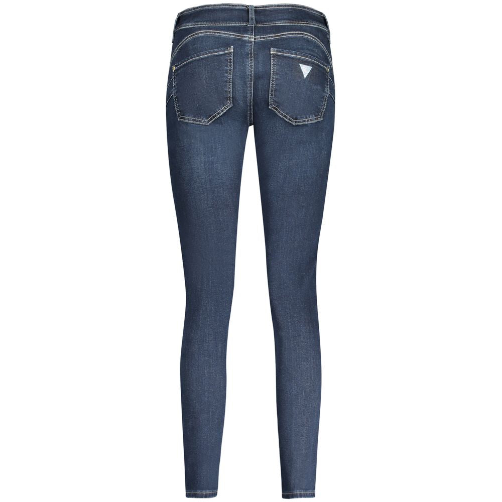 Jean skinny bleu en coton pour femmes de la marque Guess Jeans, vue en gros plan sur la texture du tissu.