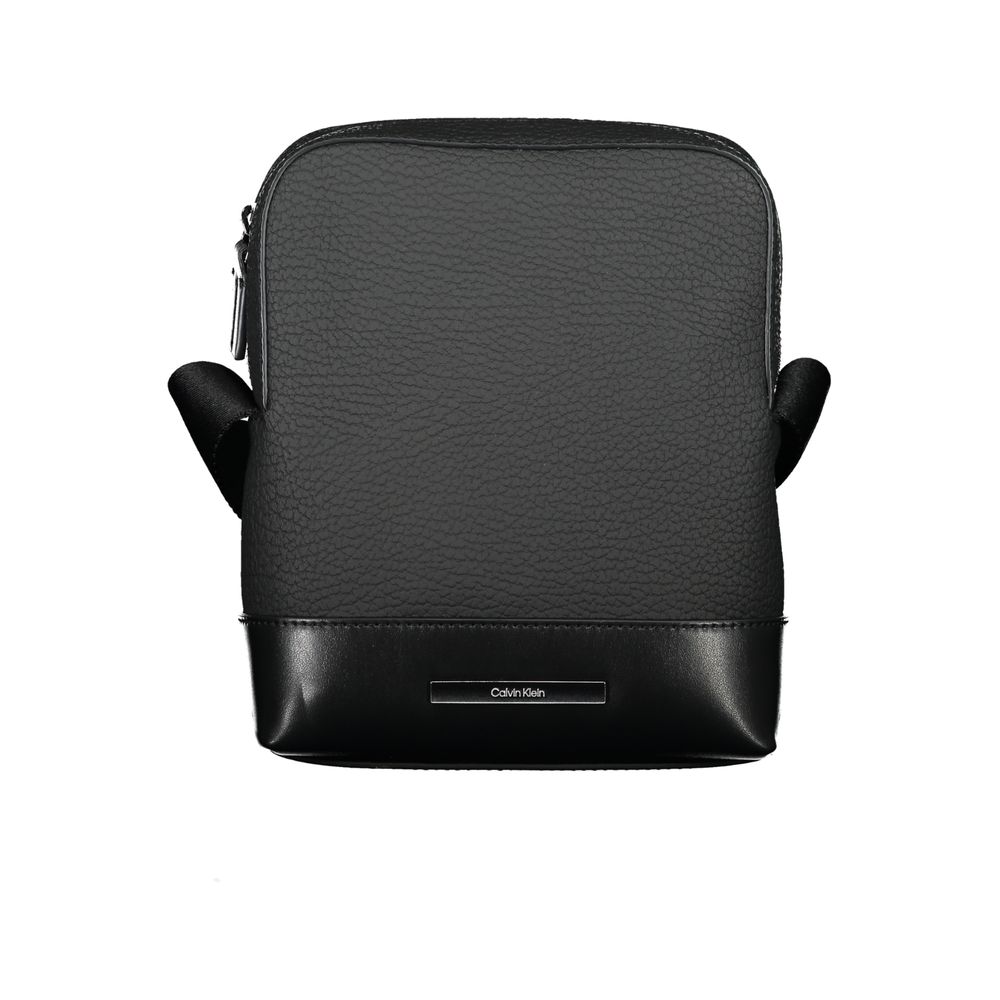 Sac à épaule noir Calvin Klein avec détails contrastants, élégant et moderne, visible avec poches et fermeture zippée.