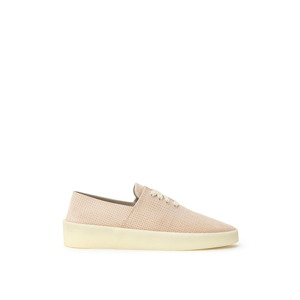Chaussures basses en cuir beige Fear Of God, sneakers low top élégants avec semelle blanche, vue de face.
