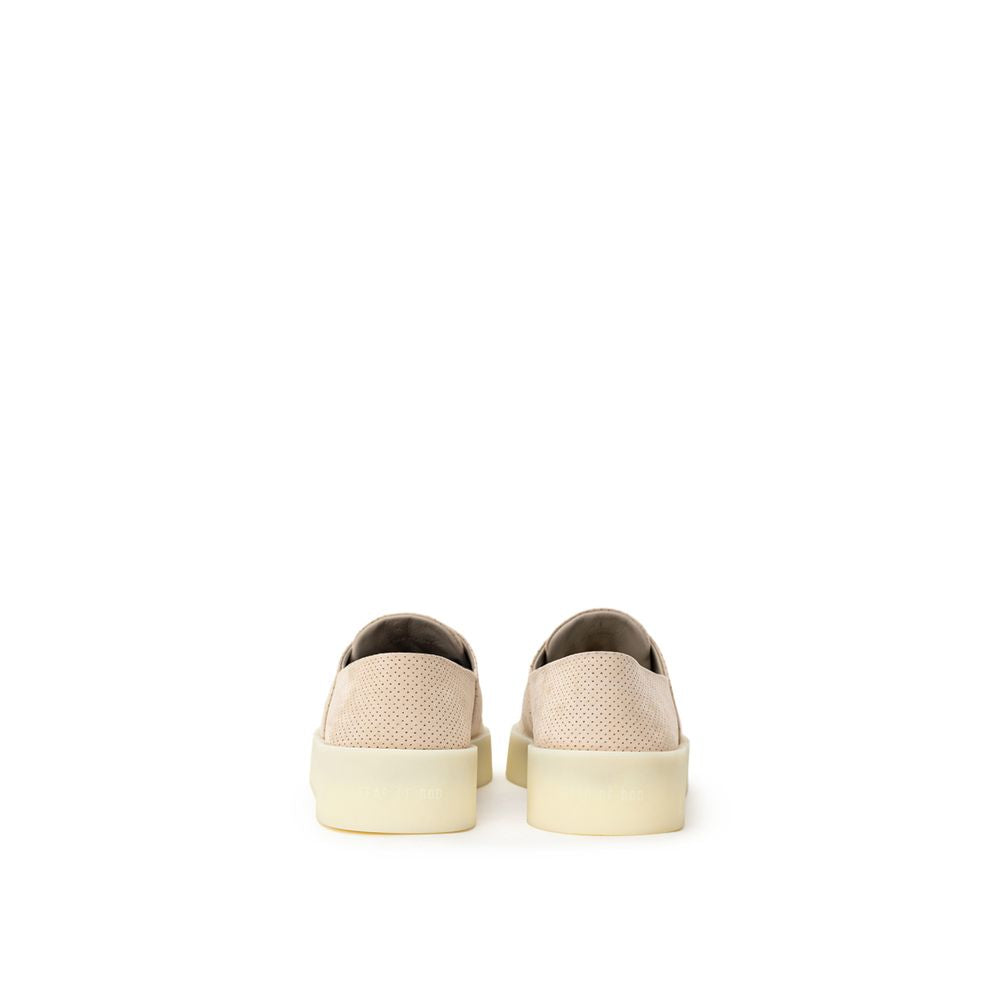 Chaussures basses en cuir beige Fear Of God, sneakers décontractés avec semelle blanche et design épuré, vue de côté.