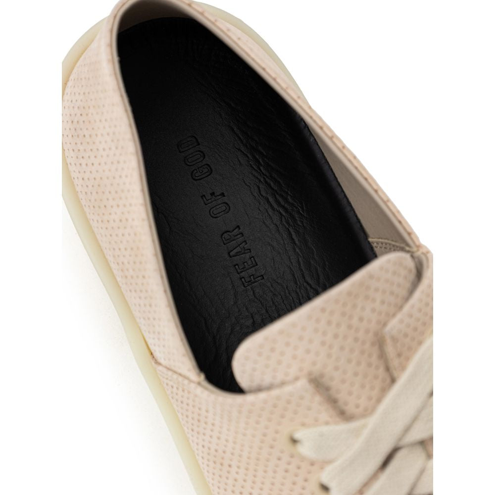 Sneakers basses en cuir beige Fear Of God avec semelle blanche, style décontracté et design épuré.