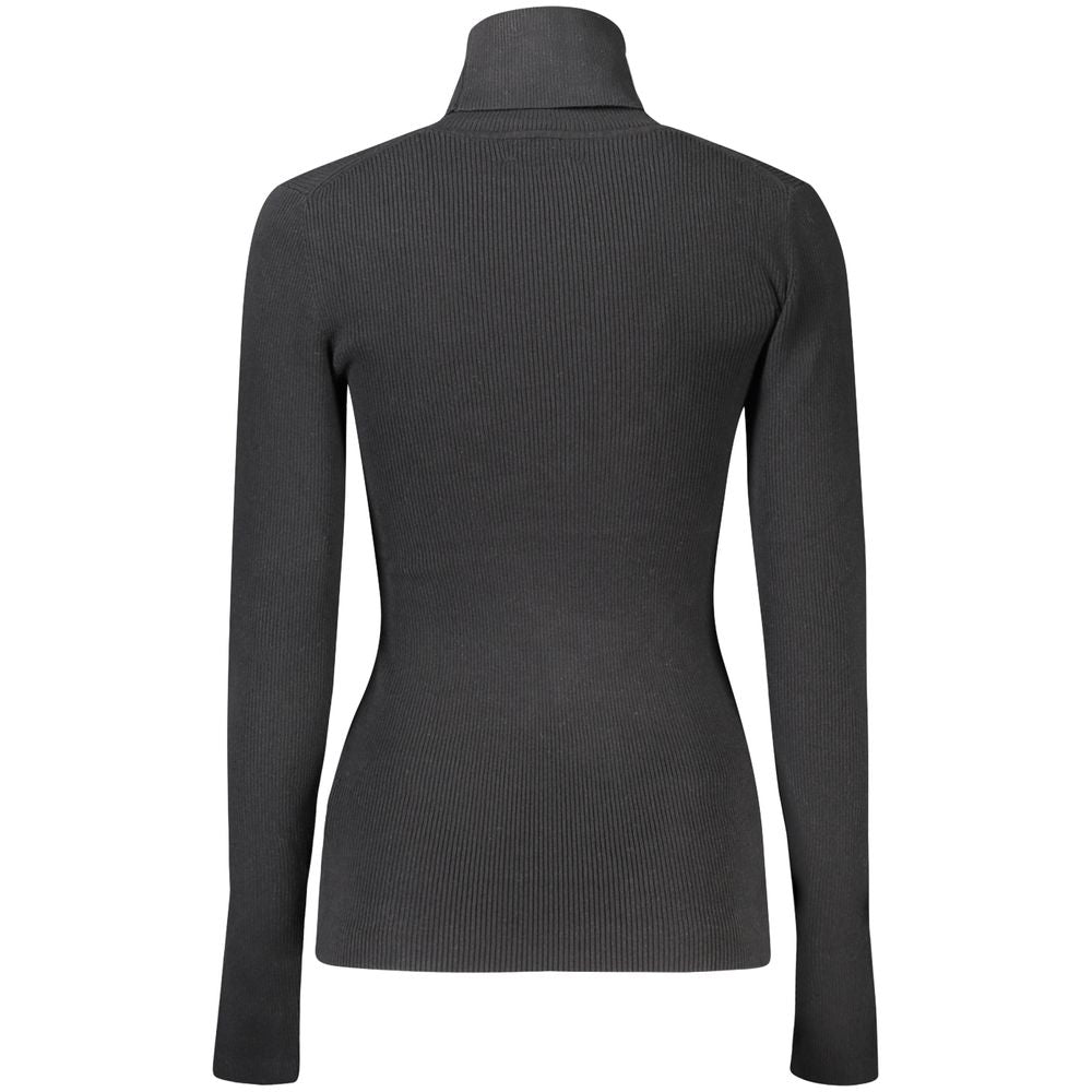 Pull noir en coton pour femmes de Calvin Klein, avec col rond et manches longues, porté sur un fond neutre.