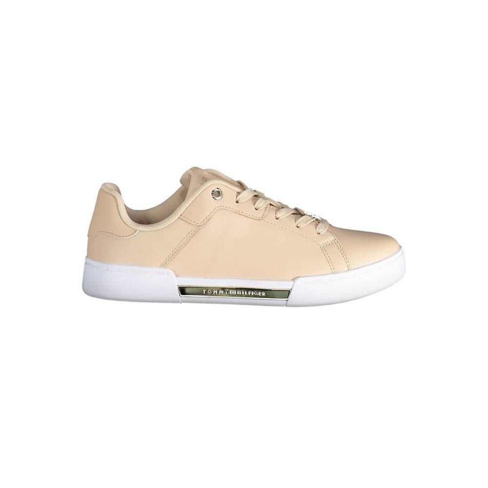 Chaussure sneaker en cuir rose pour femme de la marque Tommy Hilfiger, vue de côté, avec design élégant et détails modernes.