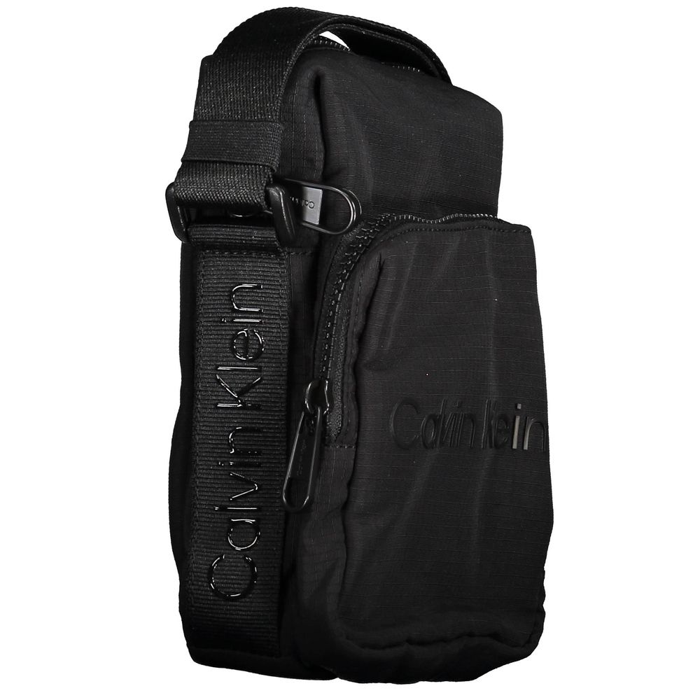 Sac à bandoulière noir en nylon pour homme de la marque Calvin Klein, vue de face avec détails du design.