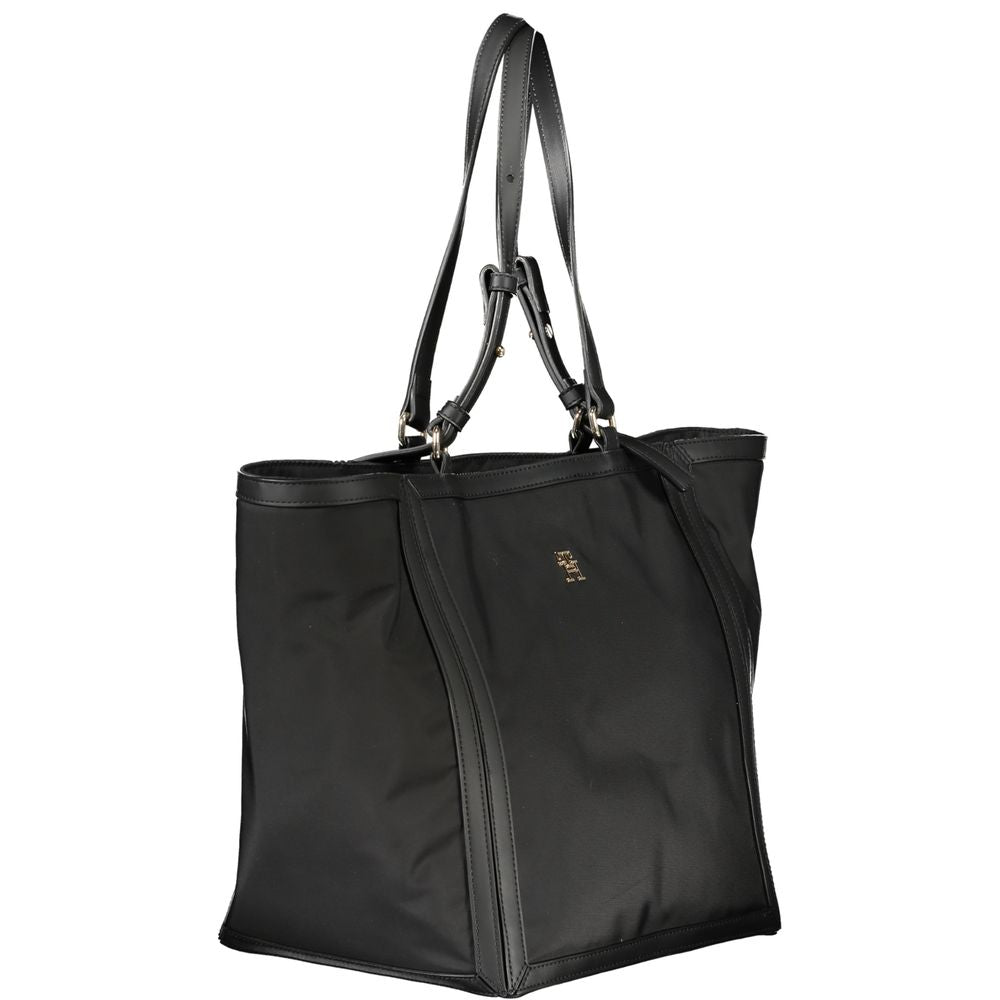 Sac à main pour femmes Tommy Hilfiger en polyester noir, élégant et pratique, avec détails modernes et logo de la marque visible.