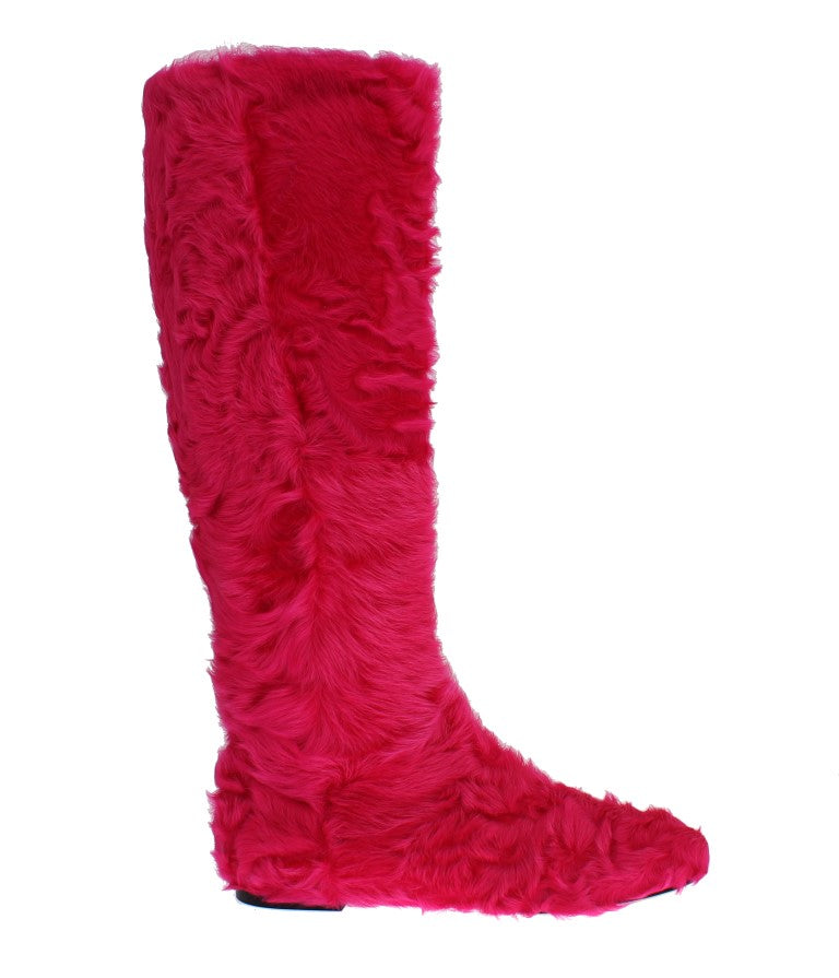 Bottes plates en cuir rose et fourrure de agneau de Dolce & Gabbana, élégantes et confortables.