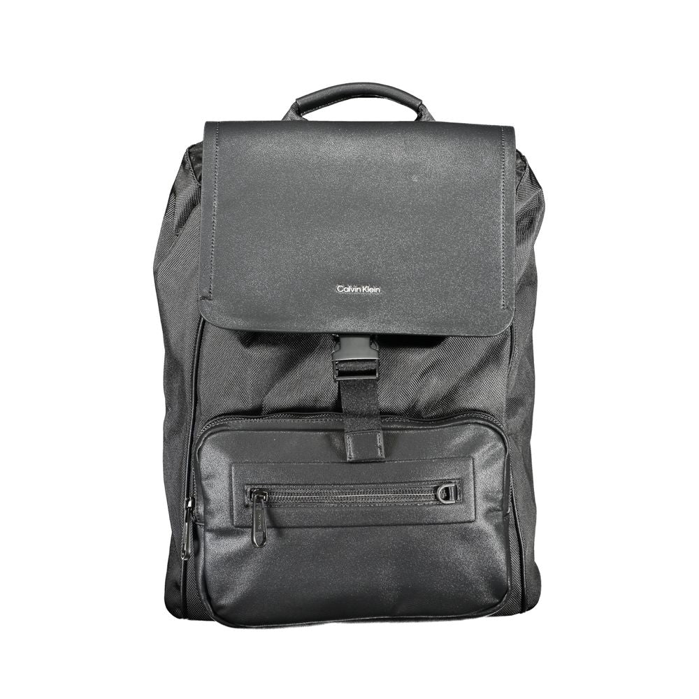 Sac à dos pour hommes Calvin Klein en polyester noir, avec poches et design épuré visible sur l'image.