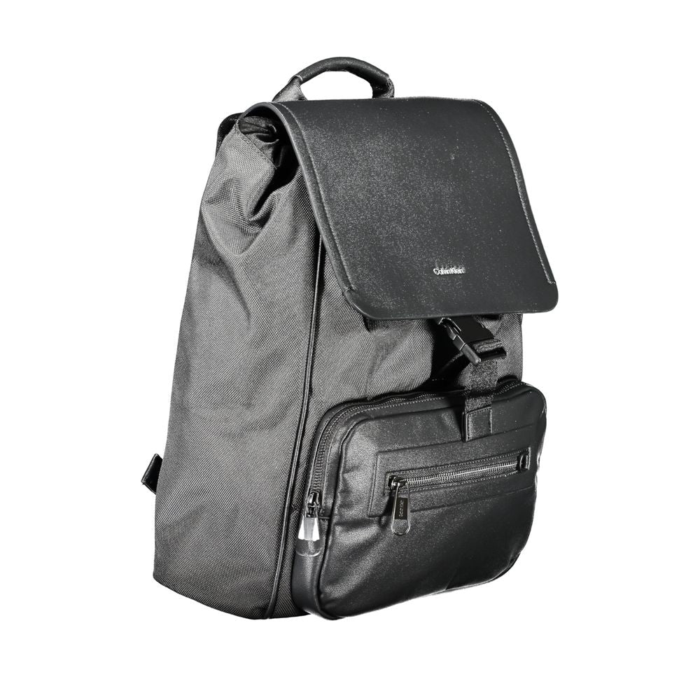 Sac à dos homme Calvin Klein en polyester noir, avec compartiments et logo de la marque visible.