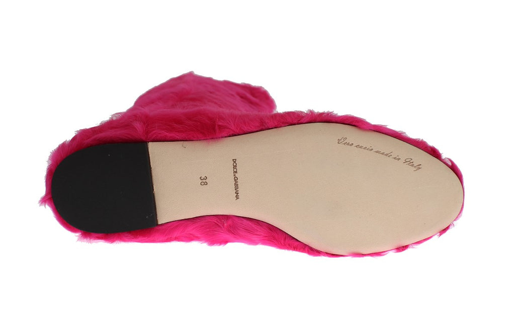 Bottes plates en cuir rose avec fourrure d'agneau de Dolce & Gabbana, style élégant et confortable.
