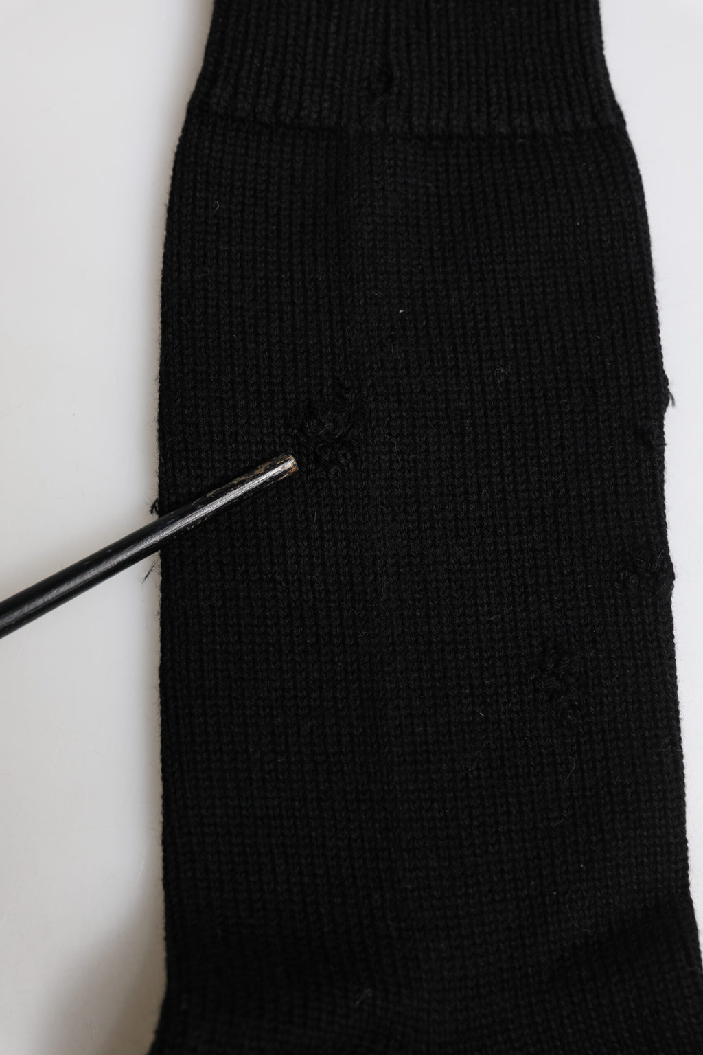 Chaussettes pour homme Dolce & Gabbana, noires, extensibles, mi-mollet, en coton solide, style élégant et confortable.