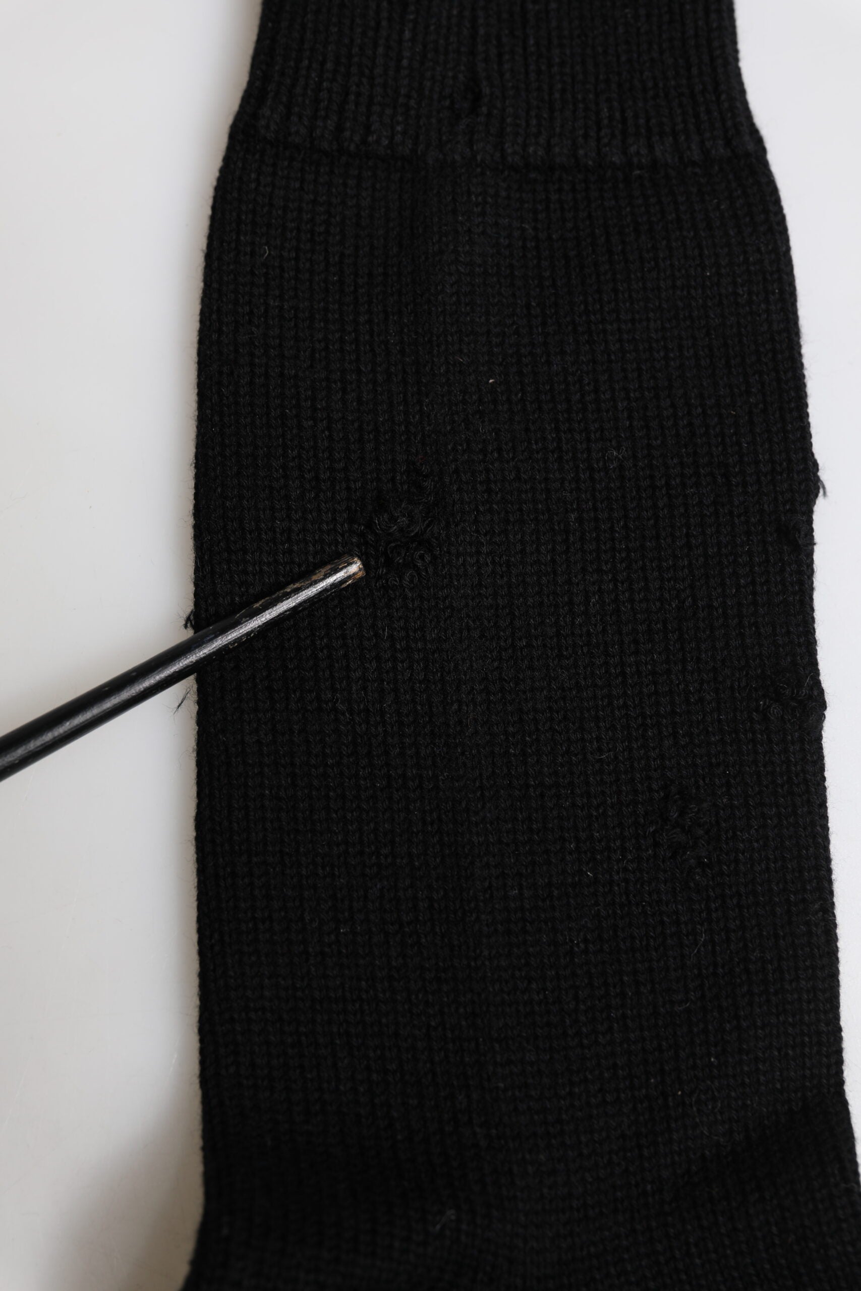 Chaussettes pour homme Dolce & Gabbana, noires, extensibles, mi-mollet, en coton solide, style élégant et confortable.